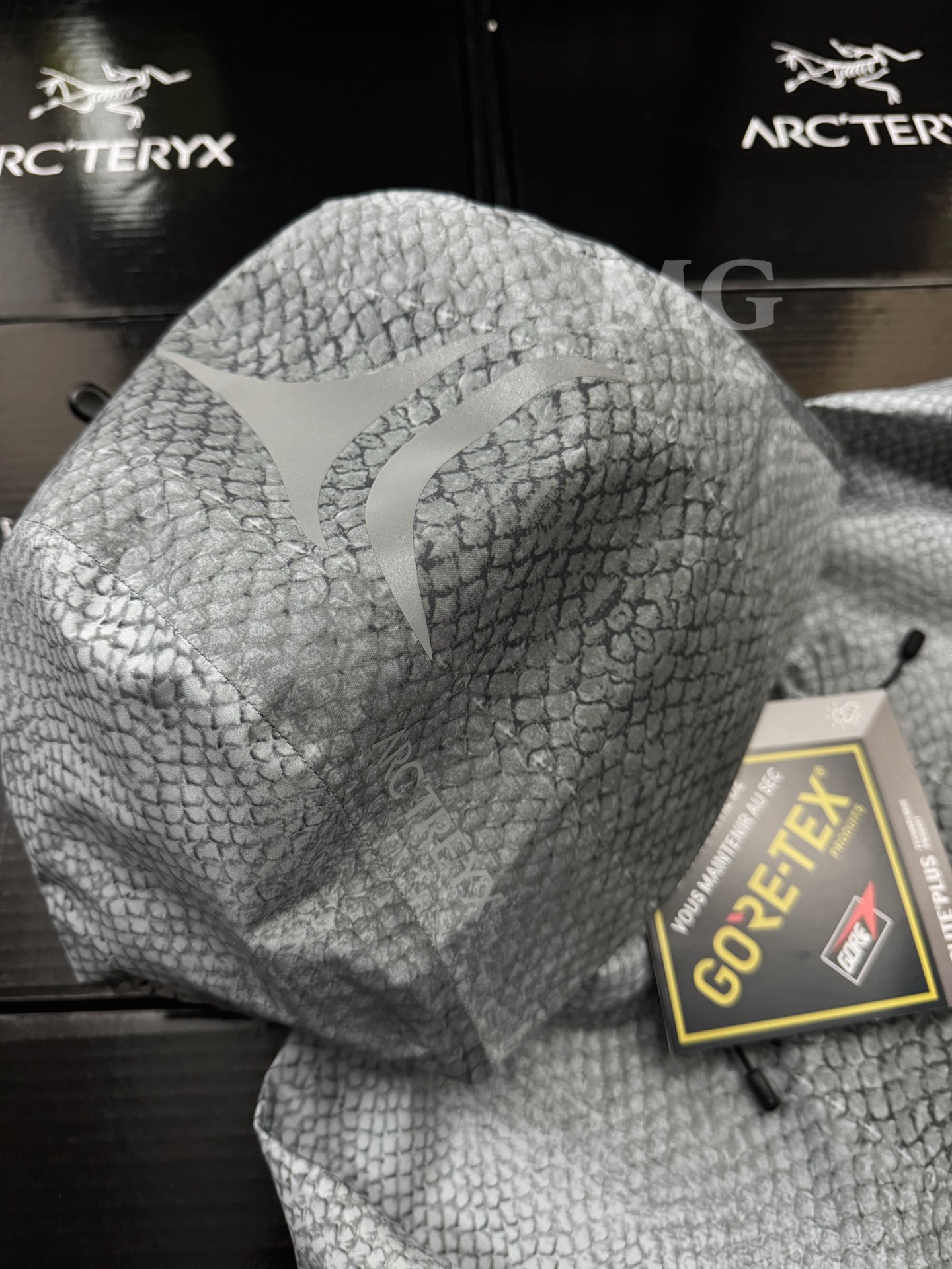 💰特价260 款号G64 (实价) 顶级品质 始祖鸟Walk Gently最新款25SS 蛇年联名 Beta SI冲锋衣全溢胶工艺 始祖鸟Arcteryx x walkgently SS24最新款联名Beta SL三文鱼纹理鱼鳞纹蛇纹迷彩冲锋衣外套超帅联名款!!很稀有!! 帽子下摆 反光设计,刺绣在内里口袋 很细节 胸前领标反光印花 1. beta sl的面料很轻薄比jacket都要薄一些 而且没有jacket那么响更适合日常 2.最让我感到惊艳的就是整个衣服上的鲑鱼皮纹 路图案,鱼鳞状的图案不仅富有原住民特色,同时也赋予了这件冲锋衣独特的视觉效果。原本熟悉的始祖鸟Logo也被换成了专属于这个系列的特殊标识。 3.除了视觉上的亮点,鸟在细节上也下足了功 夫。在胸前、衣袖和帽子上都点缀了鱼鳃状的3M反光图案,不仅富有视觉冲击力,在夜晚户外活动时也能起到良好的安全提示作用。整件衣服看上去质感十足,无论是面料、剪裁还是工艺都达到了鸟一贯的高水准 4.这件Walk Gently 系列的Beta SL冲锋衣可谓是集美学与功能于一体的户外装备佳作。在设计和制造上体现了ARC'TERYX多年来积累的专业技术。相信这件特别款必将受到户外运动爱好者的青睐,成为展现个人风格的又一件心头好。 尺码:S-XXL