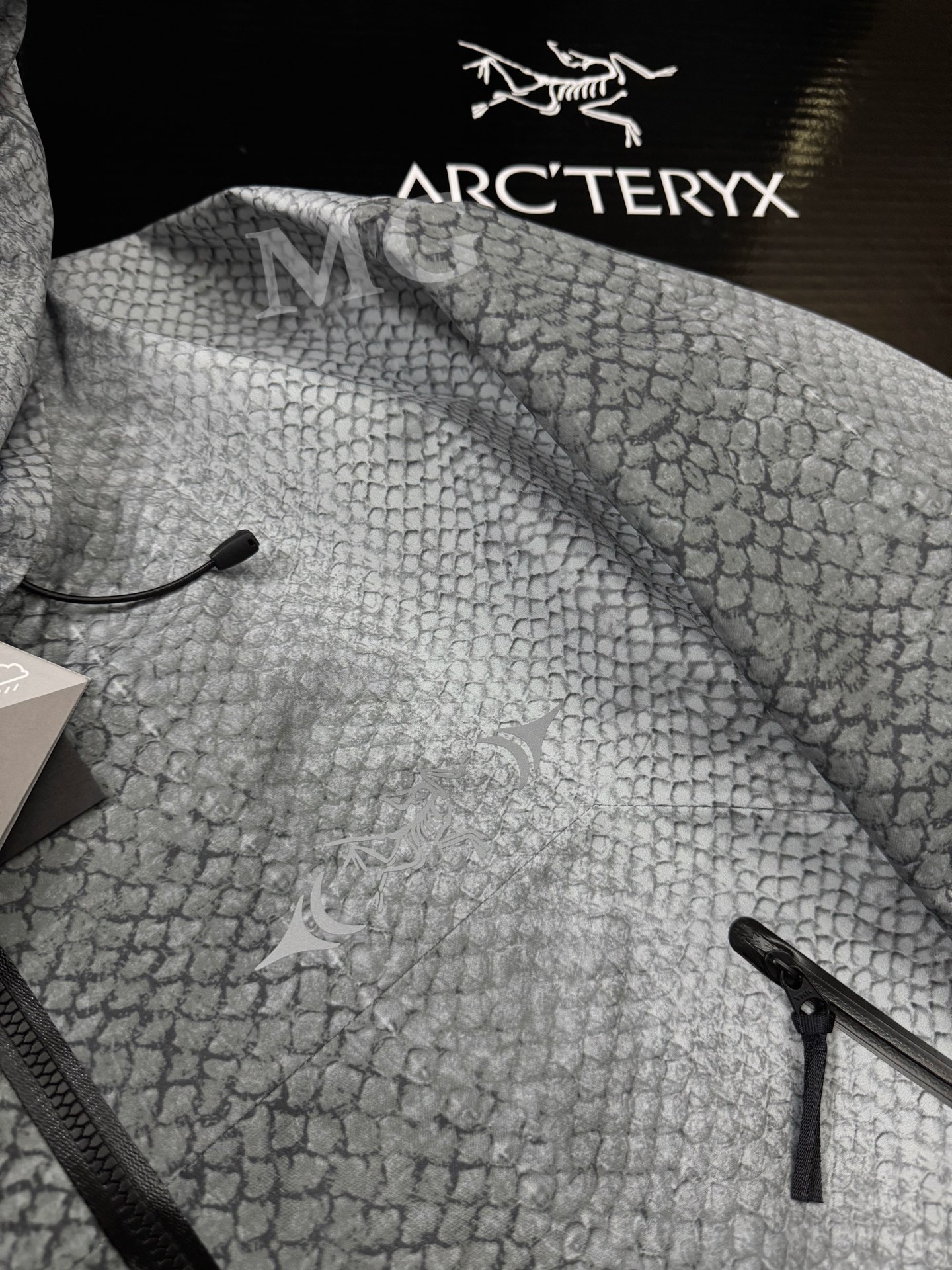 💰特价260 款号G64 (实价) 顶级品质 始祖鸟Walk Gently最新款25SS 蛇年联名 Beta SI冲锋衣全溢胶工艺 始祖鸟Arcteryx x walkgently SS24最新款联名Beta SL三文鱼纹理鱼鳞纹蛇纹迷彩冲锋衣外套超帅联名款!!很稀有!! 帽子下摆 反光设计,刺绣在内里口袋 很细节 胸前领标反光印花 1. beta sl的面料很轻薄比jacket都要薄一些 而且没有jacket那么响更适合日常 2.最让我感到惊艳的就是整个衣服上的鲑鱼皮纹 路图案,鱼鳞状的图案不仅富有原住民特色,同时也赋予了这件冲锋衣独特的视觉效果。原本熟悉的始祖鸟Logo也被换成了专属于这个系列的特殊标识。 3.除了视觉上的亮点,鸟在细节上也下足了功 夫。在胸前、衣袖和帽子上都点缀了鱼鳃状的3M反光图案,不仅富有视觉冲击力,在夜晚户外活动时也能起到良好的安全提示作用。整件衣服看上去质感十足,无论是面料、剪裁还是工艺都达到了鸟一贯的高水准 4.这件Walk Gently 系列的Beta SL冲锋衣可谓是集美学与功能于一体的户外装备佳作。在设计和制造上体现了ARC'TERYX多年来积累的专业技术。相信这件特别款必将受到户外运动爱好者的青睐,成为展现个人风格的又一件心头好。 尺码:S-XXL