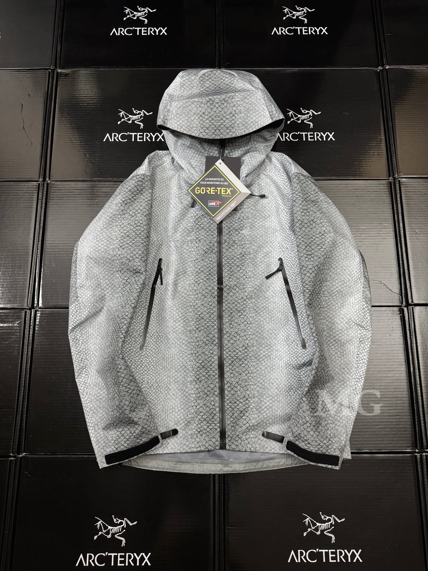 💰特价260 款号G64 (实价) 顶级品质 始祖鸟Walk Gently最新款25SS 蛇年联名 Beta SI冲锋衣全溢胶工艺 始祖鸟Arcteryx x walkgently SS24最新款联名Beta SL三文鱼纹理鱼鳞纹蛇纹迷彩冲锋衣外套超帅联名款!!很稀有!! 帽子下摆 反光设计,刺绣在内里口袋 很细节 胸前领标反光印花 1. beta sl的面料很轻薄比jacket都要薄一些 而且没有jacket那么响更适合日常 2.最让我感到惊艳的就是整个衣服上的鲑鱼皮纹 路图案,鱼鳞状的图案不仅富有原住民特色,同时也赋予了这件冲锋衣独特的视觉效果。原本熟悉的始祖鸟Logo也被换成了专属于这个系列的特殊标识。 3.除了视觉上的亮点,鸟在细节上也下足了功 夫。在胸前、衣袖和帽子上都点缀了鱼鳃状的3M反光图案,不仅富有视觉冲击力,在夜晚户外活动时也能起到良好的安全提示作用。整件衣服看上去质感十足,无论是面料、剪裁还是工艺都达到了鸟一贯的高水准 4.这件Walk Gently 系列的Beta SL冲锋衣可谓是集美学与功能于一体的户外装备佳作。在设计和制造上体现了ARC'TERYX多年来积累的专业技术。相信这件特别款必将受到户外运动爱好者的青睐,成为展现个人风格的又一件心头好。 尺码:S-XXL