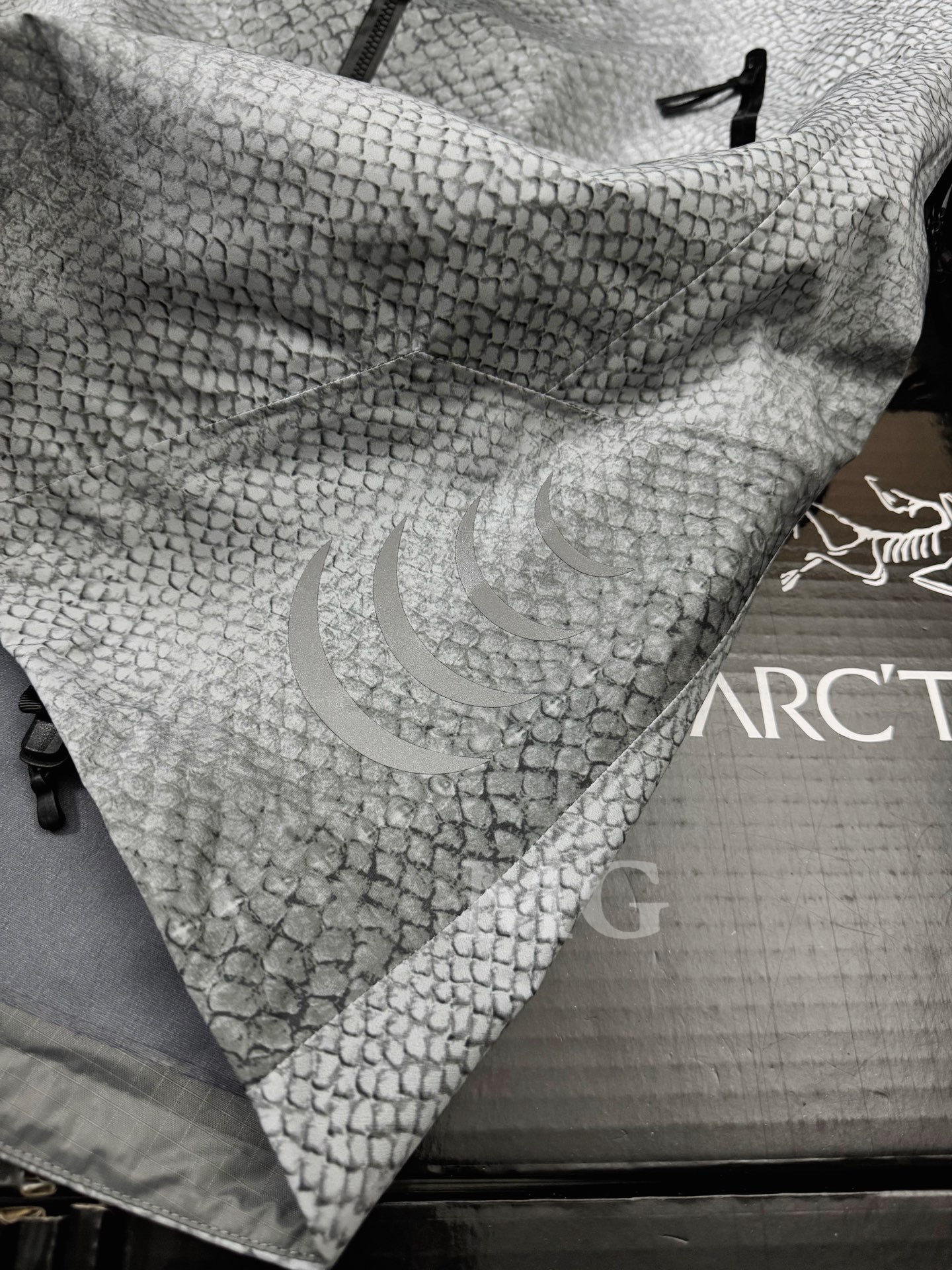 💰特价260 款号G64 (实价) 顶级品质 始祖鸟Walk Gently最新款25SS 蛇年联名 Beta SI冲锋衣全溢胶工艺 始祖鸟Arcteryx x walkgently SS24最新款联名Beta SL三文鱼纹理鱼鳞纹蛇纹迷彩冲锋衣外套超帅联名款!!很稀有!! 帽子下摆 反光设计,刺绣在内里口袋 很细节 胸前领标反光印花 1. beta sl的面料很轻薄比jacket都要薄一些 而且没有jacket那么响更适合日常 2.最让我感到惊艳的就是整个衣服上的鲑鱼皮纹 路图案,鱼鳞状的图案不仅富有原住民特色,同时也赋予了这件冲锋衣独特的视觉效果。原本熟悉的始祖鸟Logo也被换成了专属于这个系列的特殊标识。 3.除了视觉上的亮点,鸟在细节上也下足了功 夫。在胸前、衣袖和帽子上都点缀了鱼鳃状的3M反光图案,不仅富有视觉冲击力,在夜晚户外活动时也能起到良好的安全提示作用。整件衣服看上去质感十足,无论是面料、剪裁还是工艺都达到了鸟一贯的高水准 4.这件Walk Gently 系列的Beta SL冲锋衣可谓是集美学与功能于一体的户外装备佳作。在设计和制造上体现了ARC'TERYX多年来积累的专业技术。相信这件特别款必将受到户外运动爱好者的青睐,成为展现个人风格的又一件心头好。 尺码:S-XXL