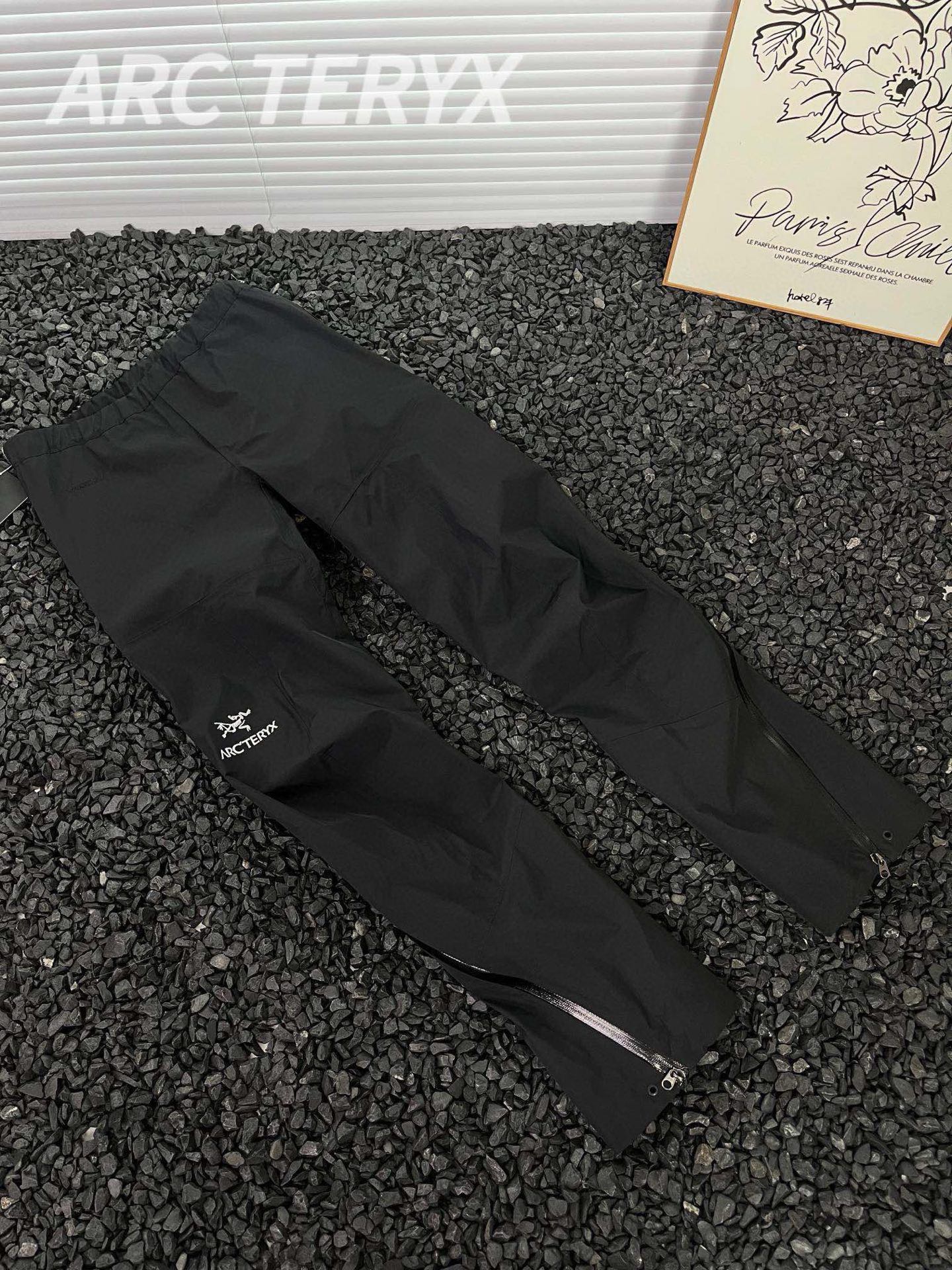 💰200 款号G08
始祖鸟硬壳冲锋裤【台州顶级版本】22FW Arcteryx Beta Pant始祖鸟全拉链长裤30116硬壳冲锋裤户外长裤
今年的始祖鸟似乎开了挂,从户外火到街头甚至时尚圈甚至冬奥会随处可见他的影子,这款裤子又一神裤!秋冬季推出海王星蓝新配色
立体裁剪,弯曲的裤型曲线完美修饰腿型,GOER TEX贴膜面料没有任何束缚感,兼顾防水 耐磨 轻薄的同时,还十分透气清爽!
半拉链的设计以及裤口的按钮固定,可以让你在日常搭配各种各样的鞋子,这款裤子版型极其通勤,不挑身材,保留了原有户外功能的纯粹,同时也融化了机能风的元素,无论是高帮低帮 鞋宽偏窄偏宽都能完美的契合,无论是日常通勤还是约会都可以很好的搭配!
原版一比一定制复合GORE TEX方形格纹面料,面料过工艺涂层 防水过胶 特殊工艺 跟压胶独特工艺,定制原版YKK拉链、logo纽扣,看似简单,实则工序极其复杂!品质天花板级别!
颜色:黑色 蓝色
尺码:S M L XL XXL
只有黑色有XXL
S腰围72 臀围118 裤长108
M腰围76 臀围122 裤长110
L腰围80 臀围126 裤长112
XL腰围84 臀围130 裤长114
XXL腰围88 臀围134 裤长116
