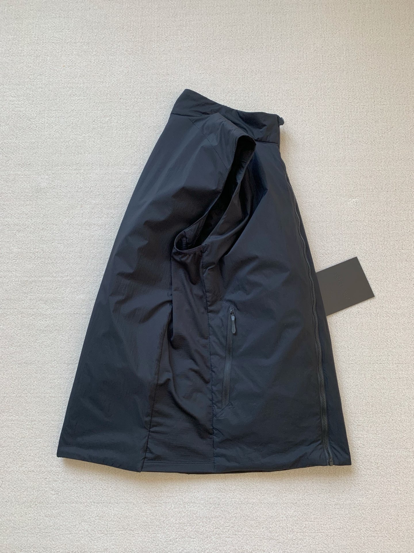 💰220 款号G91
始祖鸟阿童木Atom SL Vest 薄保暖棉马甲
Arc'teryx的Atom背心超轻便携,可轻松装入背包,适合夏季气温下降时穿着。可作为中间层或单独穿着,棉羽填充量适中,非常适合清晨跑步和登顶远眺时穿着。
⚠️原版就是薄棉设计,不是厚款不是质量差,刺客就是为了户外登山便携设计
弹力抓绒侧幅提高了通风透气性,且更加合身。
技术特点吸湿排汗透气
可压缩打包
保暖防风超轻薄下摆设计
可调下摆绳防止冷风进
颜色:黑色
尺码:S、M、L、XL、XXL
衣长:70 71 72 73 74
胸围:50 52 54 56 58
S码推荐120斤以内
M吗推荐140以内
L码推荐160 以内
XL码推荐180 以内
XXL推荐200以内