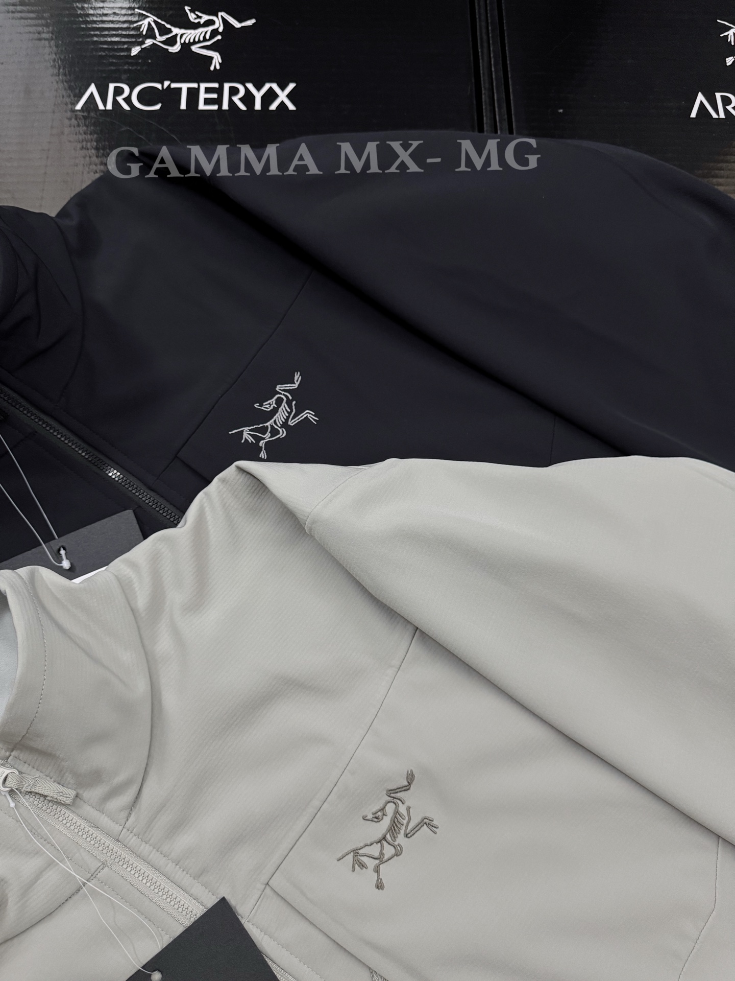 💰230 款号G93
市场最高版本全压胶始祖鸟GAMMA MX HOODY纯色保暖软壳立领外套
原版一比一打版!不要拿其他次货来比较!!
-ARCTERYX GAMMA MX始祖鸟防风冲锋衣
秋冬城市通勤和户外攀岩运动,防风耐磨透气
相比于冲锋衣 上身更加舒适合身 百搭
- 100%放心出门 随意进出任何潮流场合户外全天候系列(essentials) gamma mx软壳加绒冲锋衣常规剪裁 -Gamma伽马是始祖鸟的通用型软壳产品线,MX表示适用于混合天气,各方面性能都所照顾,没有明显偏重 -Gamma MX是始祖鸟软壳中的Top Seller,出了名的万金油型产品,属于城市户外兼用的系列,内部有薄抓绒,适合多变天气下的混合活动使用;口袋比较多,正面有两个对称的胸袋,两个插手口袋,必要时,口袋全打开也能起到辅助散热的作用;老款的左臂有一个压胶口袋,新款取消了这个设计,整体风格更简约 -面料经过DWR防水处理,可以短 雨,也有防雪和抗污的效果,透气性比WindStopper好些,不过防风略弱一些,防风防水性能以及面料质感都优于同系列的Gamma LT)
颜色: 黑色 灰色
尺码:S-XL
衣长:68 70 73 76
胸围:55 58 62 66
肩宽:45 47 50 52
袖长:61 62 63 65
S码推荐100-130斤
M码推荐130-150斤
L码推荐150-180斤
XL码推荐180-210斤