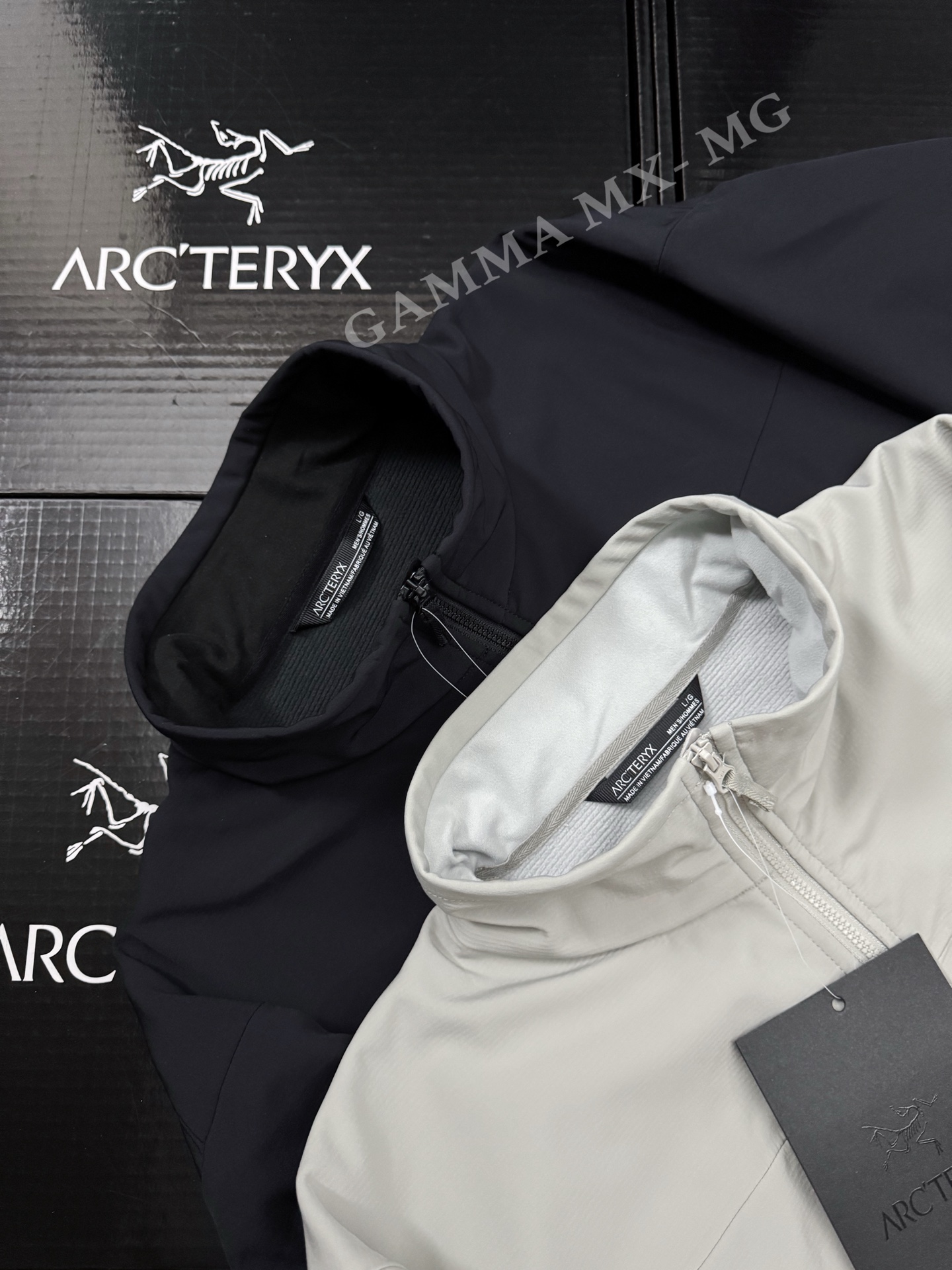 💰230 款号G93
市场最高版本全压胶始祖鸟GAMMA MX HOODY纯色保暖软壳立领外套
原版一比一打版!不要拿其他次货来比较!!
-ARCTERYX GAMMA MX始祖鸟防风冲锋衣
秋冬城市通勤和户外攀岩运动,防风耐磨透气
相比于冲锋衣 上身更加舒适合身 百搭
- 100%放心出门 随意进出任何潮流场合户外全天候系列(essentials) gamma mx软壳加绒冲锋衣常规剪裁 -Gamma伽马是始祖鸟的通用型软壳产品线,MX表示适用于混合天气,各方面性能都所照顾,没有明显偏重 -Gamma MX是始祖鸟软壳中的Top Seller,出了名的万金油型产品,属于城市户外兼用的系列,内部有薄抓绒,适合多变天气下的混合活动使用;口袋比较多,正面有两个对称的胸袋,两个插手口袋,必要时,口袋全打开也能起到辅助散热的作用;老款的左臂有一个压胶口袋,新款取消了这个设计,整体风格更简约 -面料经过DWR防水处理,可以短 雨,也有防雪和抗污的效果,透气性比WindStopper好些,不过防风略弱一些,防风防水性能以及面料质感都优于同系列的Gamma LT)
颜色: 黑色 灰色
尺码:S-XL
衣长:68 70 73 76
胸围:55 58 62 66
肩宽:45 47 50 52
袖长:61 62 63 65
S码推荐100-130斤
M码推荐130-150斤
L码推荐150-180斤
XL码推荐180-210斤