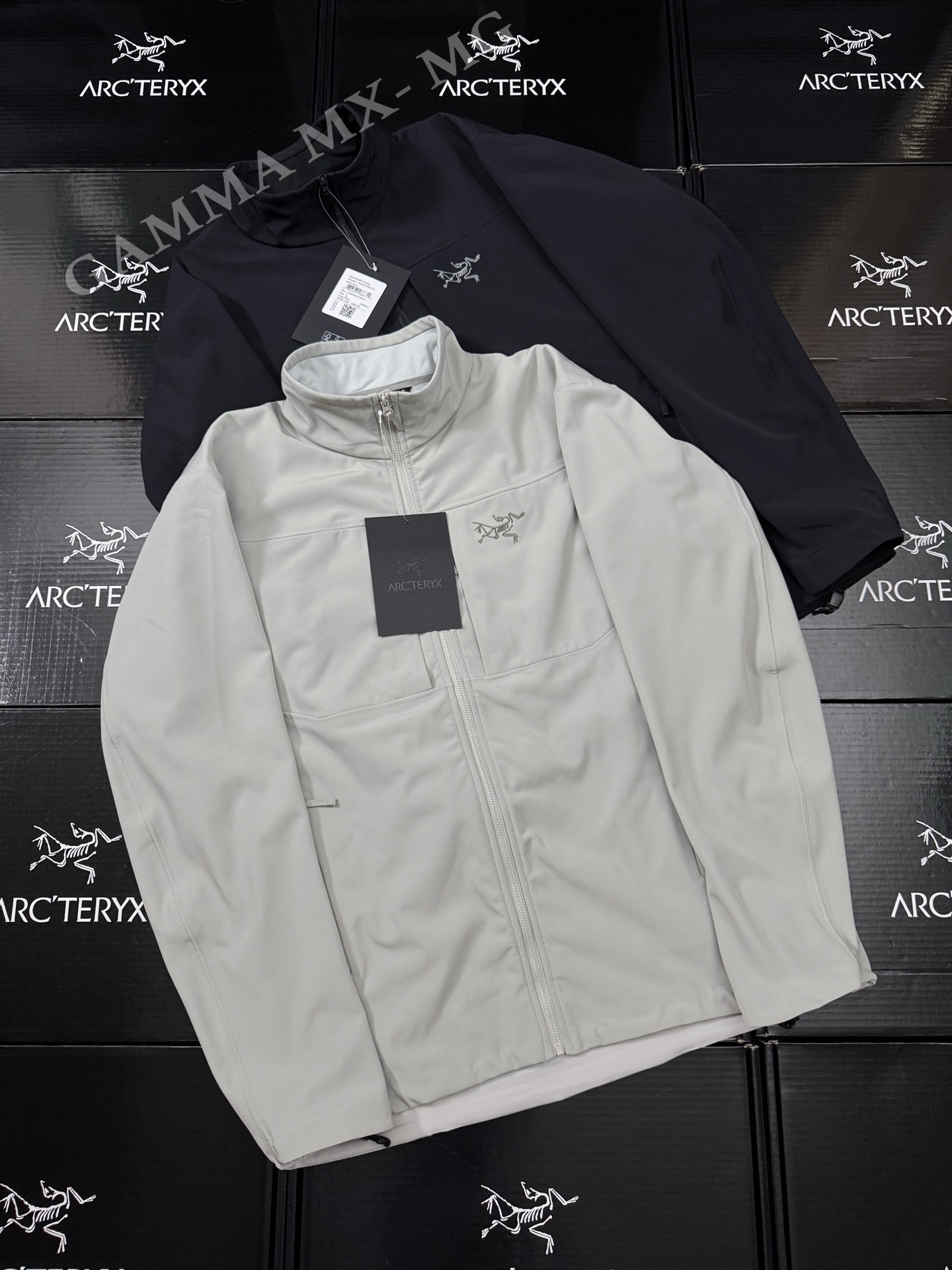 💰230 款号G93
市场最高版本全压胶始祖鸟GAMMA MX HOODY纯色保暖软壳立领外套
原版一比一打版!不要拿其他次货来比较!!
-ARCTERYX GAMMA MX始祖鸟防风冲锋衣
秋冬城市通勤和户外攀岩运动,防风耐磨透气
相比于冲锋衣 上身更加舒适合身 百搭
- 100%放心出门 随意进出任何潮流场合户外全天候系列(essentials) gamma mx软壳加绒冲锋衣常规剪裁 -Gamma伽马是始祖鸟的通用型软壳产品线,MX表示适用于混合天气,各方面性能都所照顾,没有明显偏重 -Gamma MX是始祖鸟软壳中的Top Seller,出了名的万金油型产品,属于城市户外兼用的系列,内部有薄抓绒,适合多变天气下的混合活动使用;口袋比较多,正面有两个对称的胸袋,两个插手口袋,必要时,口袋全打开也能起到辅助散热的作用;老款的左臂有一个压胶口袋,新款取消了这个设计,整体风格更简约 -面料经过DWR防水处理,可以短 雨,也有防雪和抗污的效果,透气性比WindStopper好些,不过防风略弱一些,防风防水性能以及面料质感都优于同系列的Gamma LT)
颜色: 黑色 灰色
尺码:S-XL
衣长:68 70 73 76
胸围:55 58 62 66
肩宽:45 47 50 52
袖长:61 62 63 65
S码推荐100-130斤
M码推荐130-150斤
L码推荐150-180斤
XL码推荐180-210斤