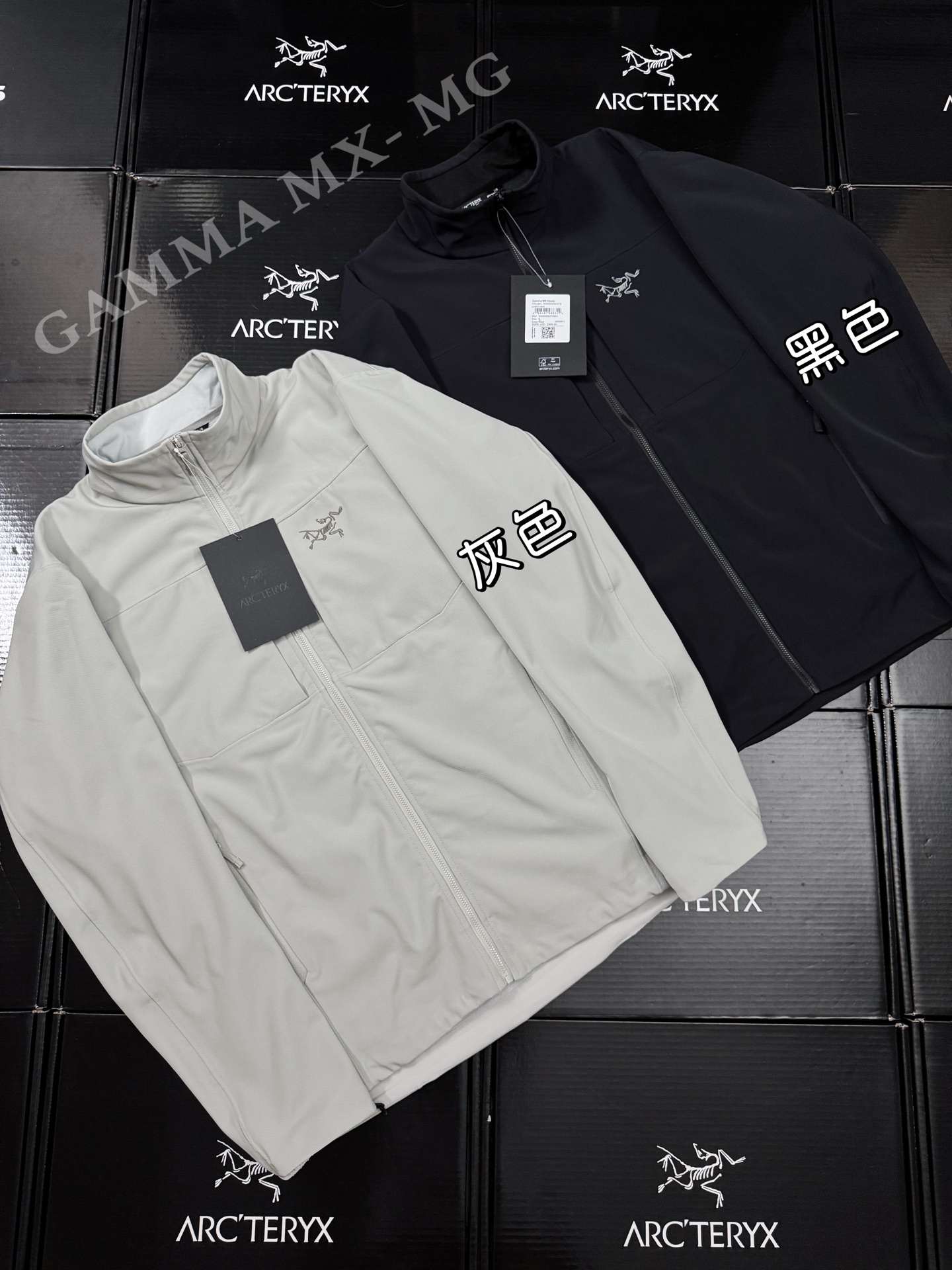 💰230 款号G93
市场最高版本全压胶始祖鸟GAMMA MX HOODY纯色保暖软壳立领外套
原版一比一打版!不要拿其他次货来比较!!
-ARCTERYX GAMMA MX始祖鸟防风冲锋衣
秋冬城市通勤和户外攀岩运动,防风耐磨透气
相比于冲锋衣 上身更加舒适合身 百搭
- 100%放心出门 随意进出任何潮流场合户外全天候系列(essentials) gamma mx软壳加绒冲锋衣常规剪裁 -Gamma伽马是始祖鸟的通用型软壳产品线,MX表示适用于混合天气,各方面性能都所照顾,没有明显偏重 -Gamma MX是始祖鸟软壳中的Top Seller,出了名的万金油型产品,属于城市户外兼用的系列,内部有薄抓绒,适合多变天气下的混合活动使用;口袋比较多,正面有两个对称的胸袋,两个插手口袋,必要时,口袋全打开也能起到辅助散热的作用;老款的左臂有一个压胶口袋,新款取消了这个设计,整体风格更简约 -面料经过DWR防水处理,可以短 雨,也有防雪和抗污的效果,透气性比WindStopper好些,不过防风略弱一些,防风防水性能以及面料质感都优于同系列的Gamma LT)
颜色: 黑色 灰色
尺码:S-XL
衣长:68 70 73 76
胸围:55 58 62 66
肩宽:45 47 50 52
袖长:61 62 63 65
S码推荐100-130斤
M码推荐130-150斤
L码推荐150-180斤
XL码推荐180-210斤