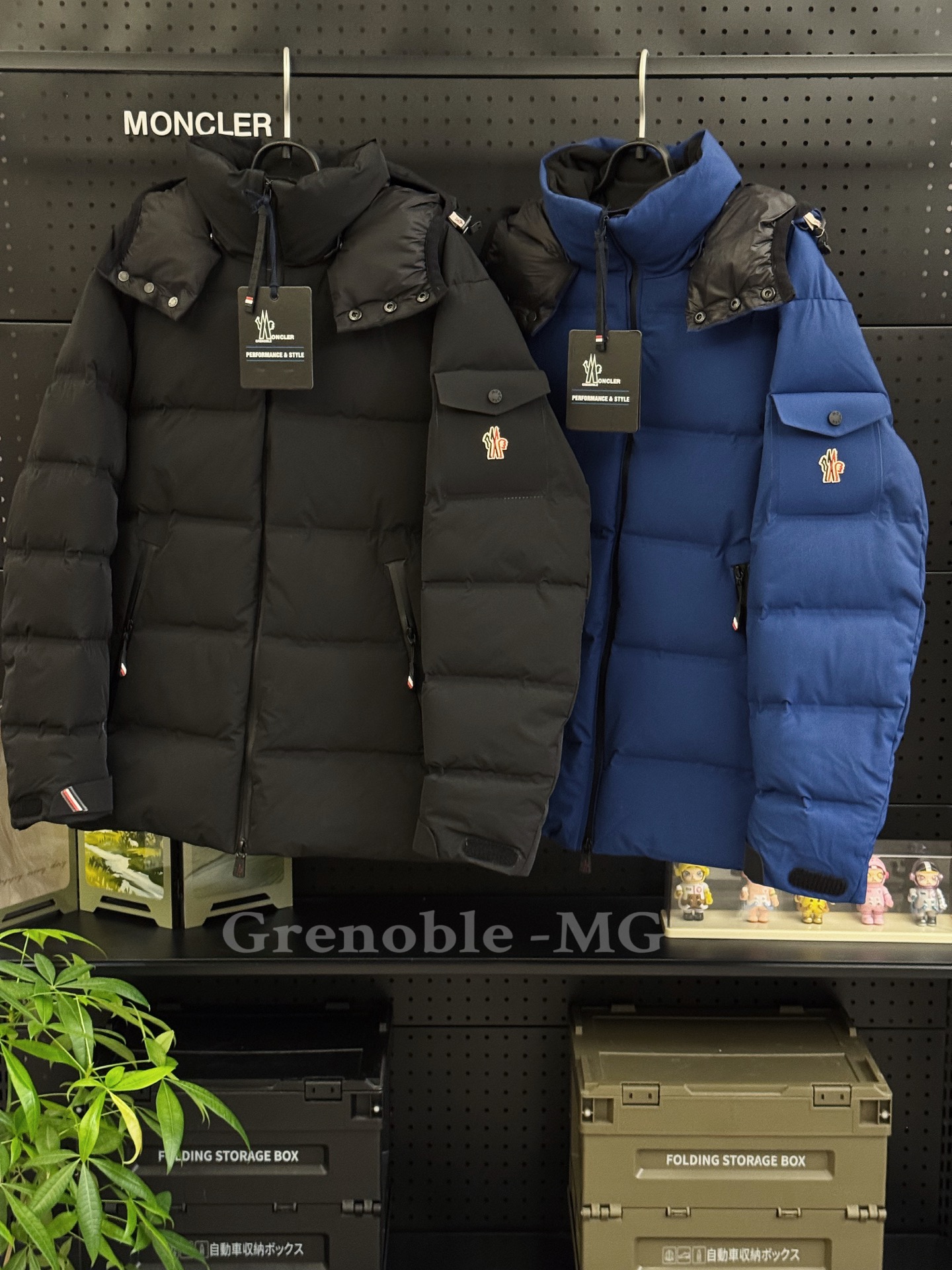 款号M09 蒙口 Moncler 男款滑雪羽绒服,机能风尚新巅峰⛷️Moncler Grenoble FW24 系列的这一款 Montgetech 羽绒服,简直是男士冬日户外的终极装备!B1300 短款设计帅气利落,黑色神秘深邃,蓝色清爽亮眼,轻松打造型男格调.连帽贴心守护,徽标凸显品牌魅力.防风防水透气保暖,四重功效合一,无论是凛冽寒风还是纷扬大雪,它都能为你构筑温暖堡垒,滑雪时自在驰骋,日常穿搭亦能彰显个性品味. 细节之处更是尽显精湛工艺与高端品质,缝线细密,拉链顺滑.搭配工装裤与雪地靴,机能风拉满;或是配牛仔裤运动鞋,潮流感爆棚.它是 Moncler 对卓越性能与时尚美学融合的完美诠释,让你在冷天也能引领风尚,无畏严寒,尽享冬日精彩! 1 2 3 4 5 衣长 72 74 76 78 80 肩宽. 48.3 49.5 50.7 51.9 53.1 胸围 118 122 126 130 134 下摆 115 119 123 127 131 袖长 63.5 64.8 66.1 67.4 68.7 #Moncler #滑雪羽绒服 #男款时尚 #机能风穿搭
