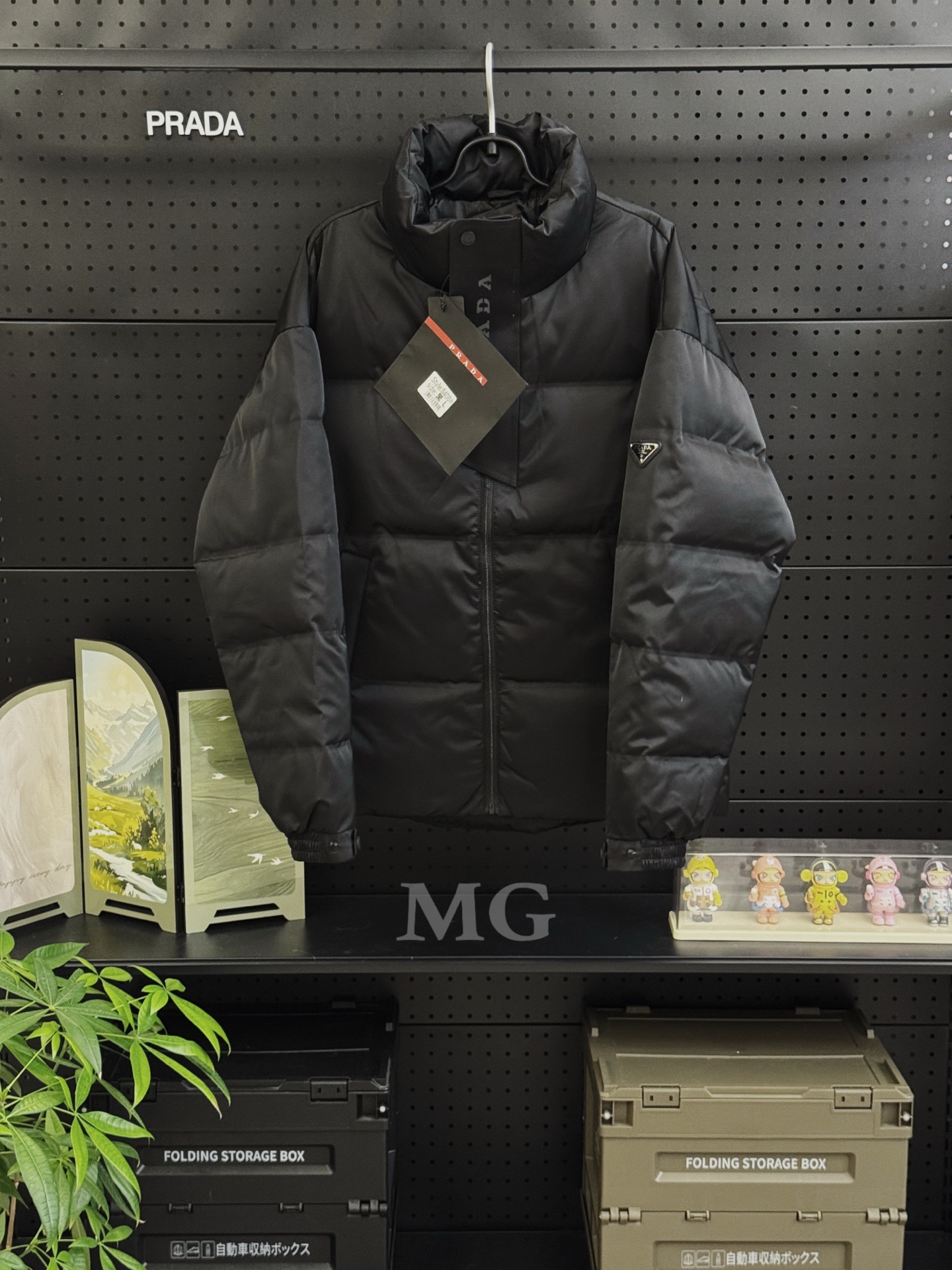 💰380款号M20
Prada/普拉达男女立领羽绒服情侣款商务休闲加厚保暖羽绒服外套工装派克
贸易公司订单,大货刚出口,剩下的一点尾巴,数量真的非常稀少。且买且珍惜!!!
面料选用客供的再生尼龙,非常符合当下的环保理念。经典的商务休闲风格简约干练。
搭配袖子上醒目的金属铭牌logo。更是经典与传承的提现。两侧口袋可以收纳一些贴身物品,
3D立体裁剪工艺,穿着更加舒适合体。立领设计,不管是日常通勤,还是商务应酬都可轻松驾驭。
手臂上倒三角金属铭牌更是点睛之笔!逼格瞬间拉满。欧标90白鸭绒填充,
保暖的同时透气性能也很好,四层防钻绒内胆,让你远离羽绒服钻绒的后顾之忧!
立体裁剪+中长款的版型设计。上身效果更佳出众。
颜色:黑色/藏青
尺码:M L XL 2XL 3XL
衣长 胸围 下摆 袖长 领围
M: 72 124 113 78 64
L: 73 128 117 79 64
XL: 75 132 121 80 65
2XL:77 136 125 82 65
3XL:79 140 129 83 67