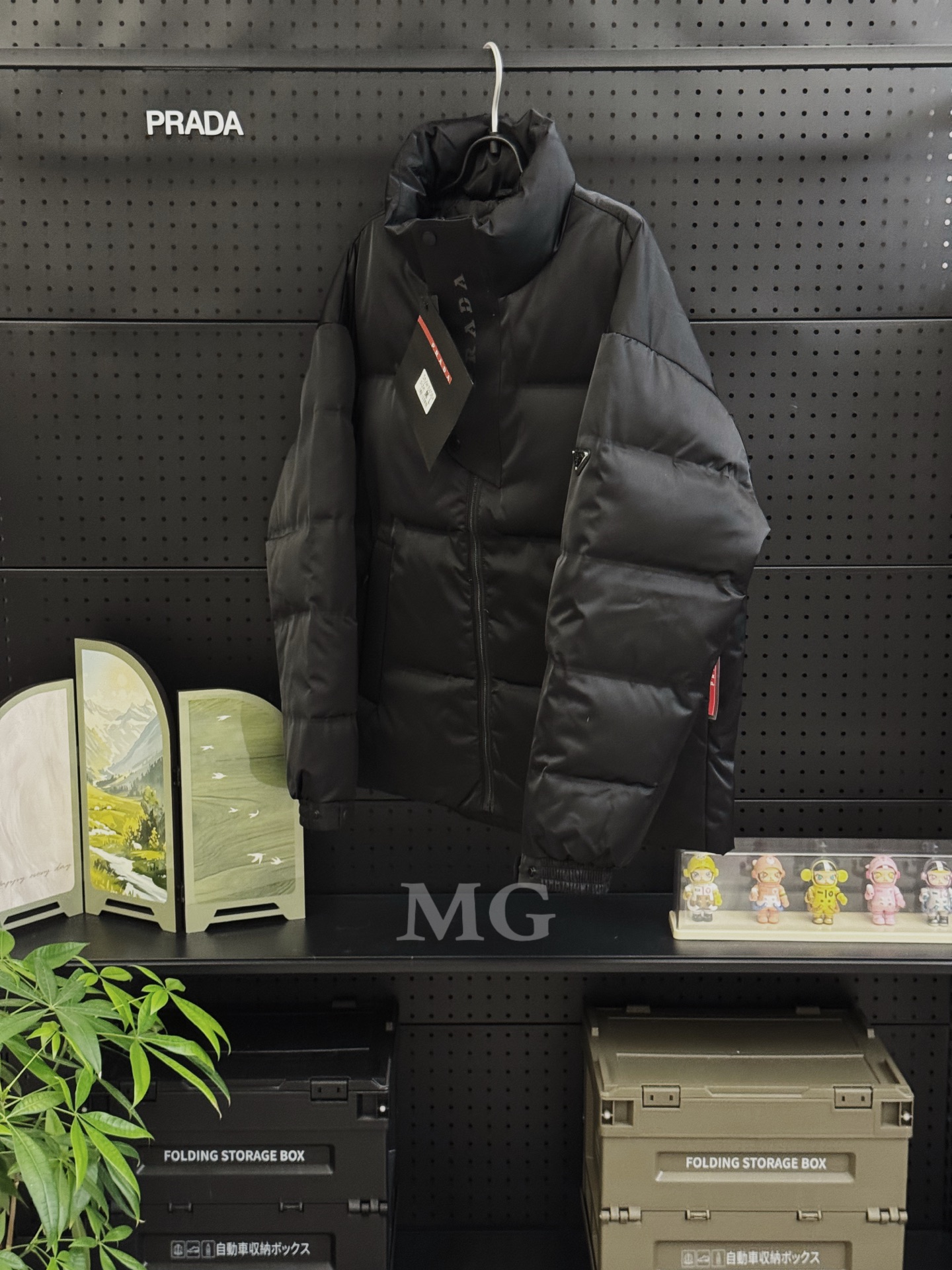 💰380款号M20
Prada/普拉达男女立领羽绒服情侣款商务休闲加厚保暖羽绒服外套工装派克
贸易公司订单,大货刚出口,剩下的一点尾巴,数量真的非常稀少。且买且珍惜!!!
面料选用客供的再生尼龙,非常符合当下的环保理念。经典的商务休闲风格简约干练。
搭配袖子上醒目的金属铭牌logo。更是经典与传承的提现。两侧口袋可以收纳一些贴身物品,
3D立体裁剪工艺,穿着更加舒适合体。立领设计,不管是日常通勤,还是商务应酬都可轻松驾驭。
手臂上倒三角金属铭牌更是点睛之笔!逼格瞬间拉满。欧标90白鸭绒填充,
保暖的同时透气性能也很好,四层防钻绒内胆,让你远离羽绒服钻绒的后顾之忧!
立体裁剪+中长款的版型设计。上身效果更佳出众。
颜色:黑色/藏青
尺码:M L XL 2XL 3XL
衣长 胸围 下摆 袖长 领围
M: 72 124 113 78 64
L: 73 128 117 79 64
XL: 75 132 121 80 65
2XL:77 136 125 82 65
3XL:79 140 129 83 67