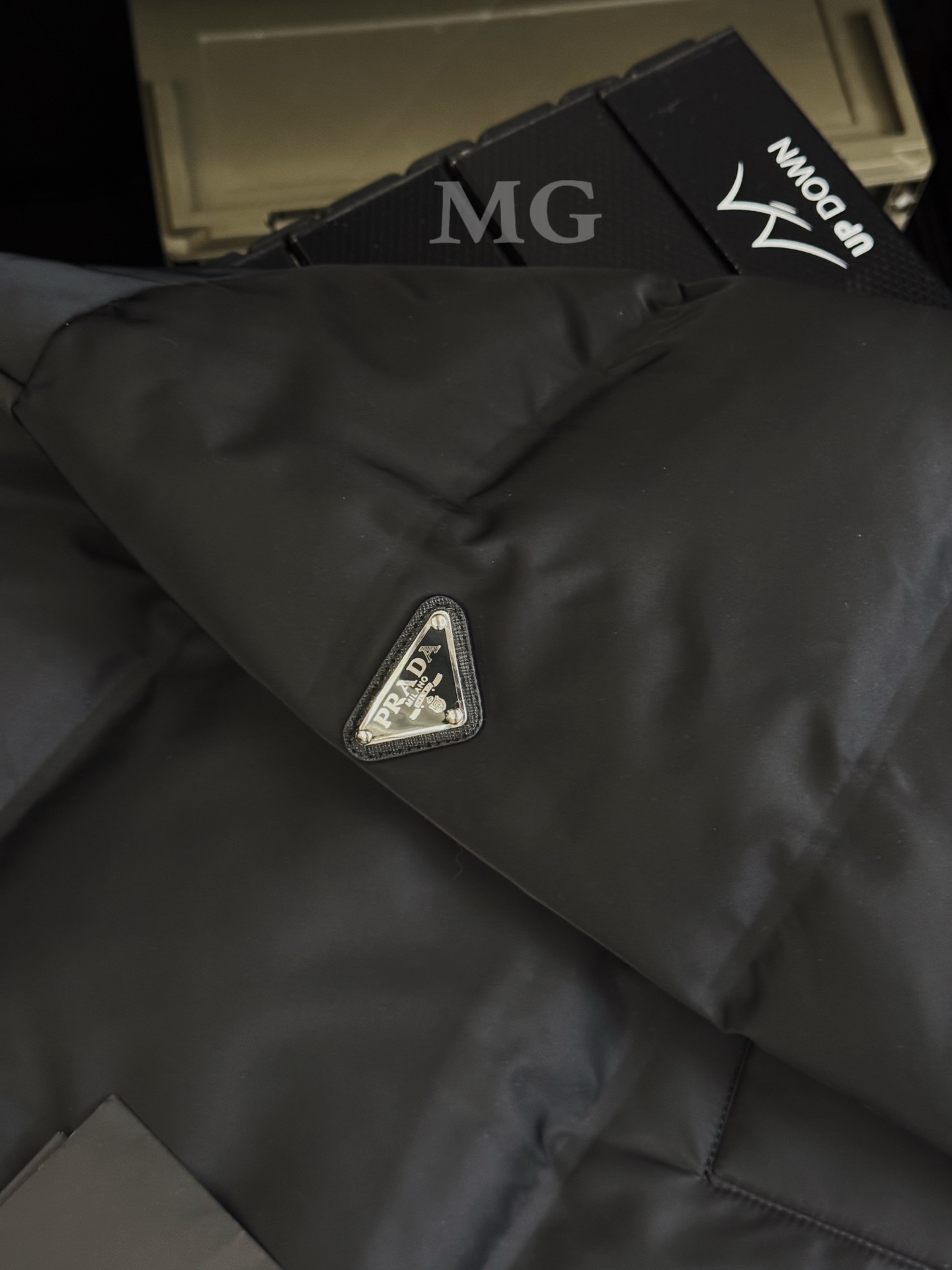 💰380款号M20
Prada/普拉达男女立领羽绒服情侣款商务休闲加厚保暖羽绒服外套工装派克
贸易公司订单,大货刚出口,剩下的一点尾巴,数量真的非常稀少。且买且珍惜!!!
面料选用客供的再生尼龙,非常符合当下的环保理念。经典的商务休闲风格简约干练。
搭配袖子上醒目的金属铭牌logo。更是经典与传承的提现。两侧口袋可以收纳一些贴身物品,
3D立体裁剪工艺,穿着更加舒适合体。立领设计,不管是日常通勤,还是商务应酬都可轻松驾驭。
手臂上倒三角金属铭牌更是点睛之笔!逼格瞬间拉满。欧标90白鸭绒填充,
保暖的同时透气性能也很好,四层防钻绒内胆,让你远离羽绒服钻绒的后顾之忧!
立体裁剪+中长款的版型设计。上身效果更佳出众。
颜色:黑色/藏青
尺码:M L XL 2XL 3XL
衣长 胸围 下摆 袖长 领围
M: 72 124 113 78 64
L: 73 128 117 79 64
XL: 75 132 121 80 65
2XL:77 136 125 82 65
3XL:79 140 129 83 67