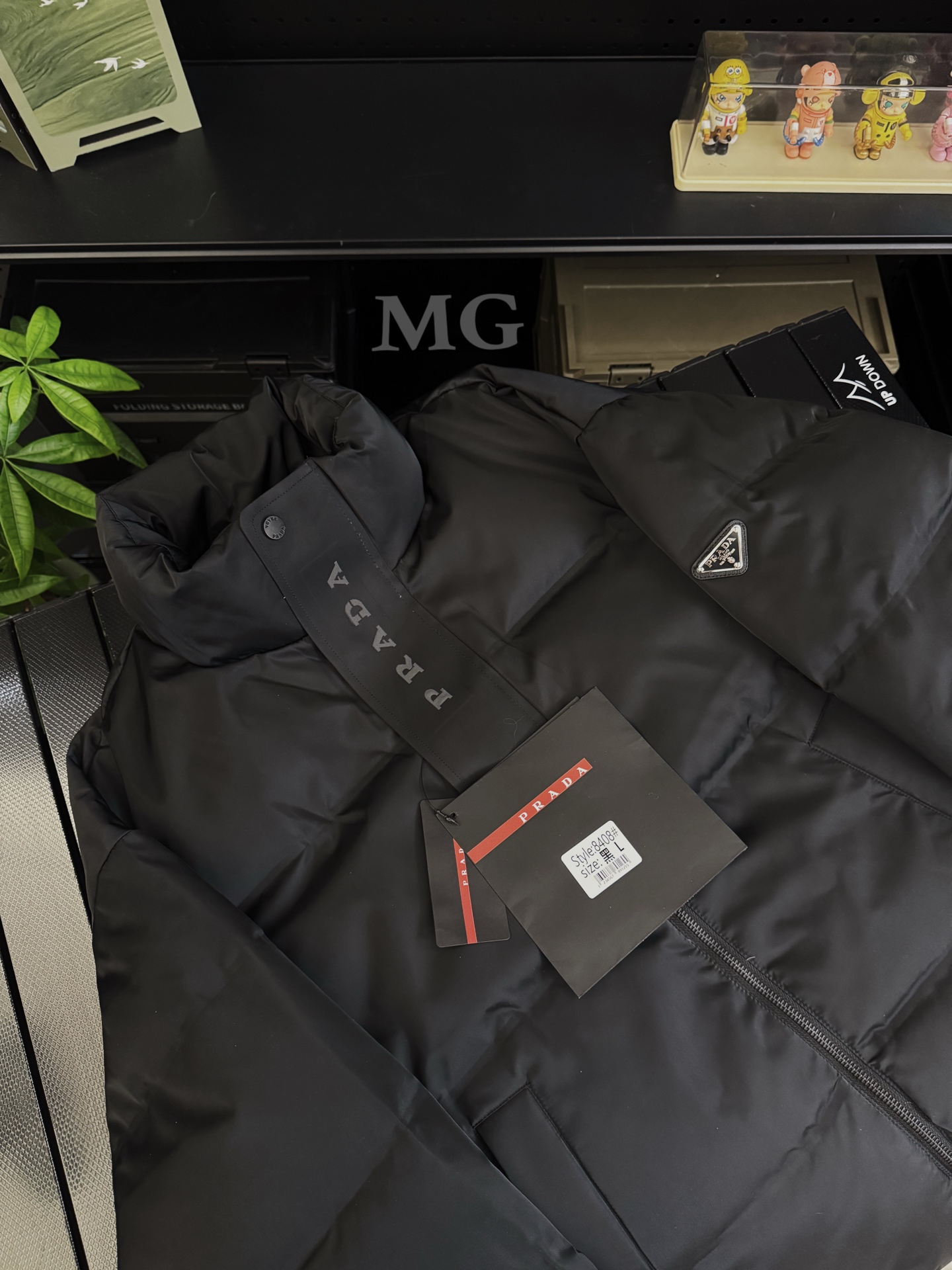 💰380款号M20
Prada/普拉达男女立领羽绒服情侣款商务休闲加厚保暖羽绒服外套工装派克
贸易公司订单,大货刚出口,剩下的一点尾巴,数量真的非常稀少。且买且珍惜!!!
面料选用客供的再生尼龙,非常符合当下的环保理念。经典的商务休闲风格简约干练。
搭配袖子上醒目的金属铭牌logo。更是经典与传承的提现。两侧口袋可以收纳一些贴身物品,
3D立体裁剪工艺,穿着更加舒适合体。立领设计,不管是日常通勤,还是商务应酬都可轻松驾驭。
手臂上倒三角金属铭牌更是点睛之笔!逼格瞬间拉满。欧标90白鸭绒填充,
保暖的同时透气性能也很好,四层防钻绒内胆,让你远离羽绒服钻绒的后顾之忧!
立体裁剪+中长款的版型设计。上身效果更佳出众。
颜色:黑色/藏青
尺码:M L XL 2XL 3XL
衣长 胸围 下摆 袖长 领围
M: 72 124 113 78 64
L: 73 128 117 79 64
XL: 75 132 121 80 65
2XL:77 136 125 82 65
3XL:79 140 129 83 67