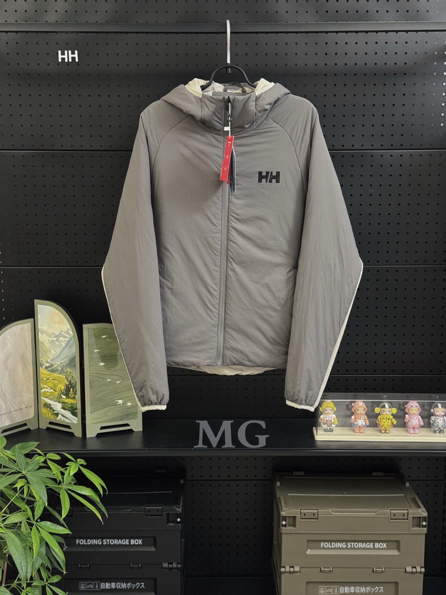 💰230 款号M17
HH海丽汉森Helly Hansen男女款奥丁棉服情侣款 Active+金标P棉 460g保暖不输羽绒服功能性超轻超柔软棉夹克 这款Odin 弹力连帽保暖衣 轻盈 透气 内里填充聚酯纤维,绝缘材料由Primaloft Gold Active中组成,配有兜帽和带内部防风片的前拉链。袖子有松紧边缘,袖子下方有弹力镶片,可提供额外 活动自由度。两侧拉链式口袋,底部有可调节抽绳 胸口和帽子都带字母印花logo 两侧和袖子都拼接弹力轻质材质 内里加绒 透气性好
超级柔软,重量很轻,但是很暖和,P棉最大的好处,遇到潮湿,极寒环境不打结,提供比较稳定的形态,保暖效果,和舒适体验新款男士连帽棉服夹克外套!官网同步在售,客供轻量化科技防风防水面料,内里P棉填充,柔软轻盈,保暖舒适!腋下两侧高弹绒布拼接,户外运动也不会有束缚感!胸前精美小标logo印花,两侧拉链口袋,
帽檐、袖口、下摆包边包条,原版五金辅料,做工细节都无可挑剔,上身效果一级棒,喜欢的兄弟不要错过!
颜色:黑色 灰色
尺码:S M L XL 2XL
S:肩宽44.5 胸围110 衣长66
M:肩宽46 胸围114 衣长68
L:肩宽47.5 胸围118 衣长70
XL:肩宽49 胸围122 衣长72
2XL:肩宽50.5 胸围126 衣长74