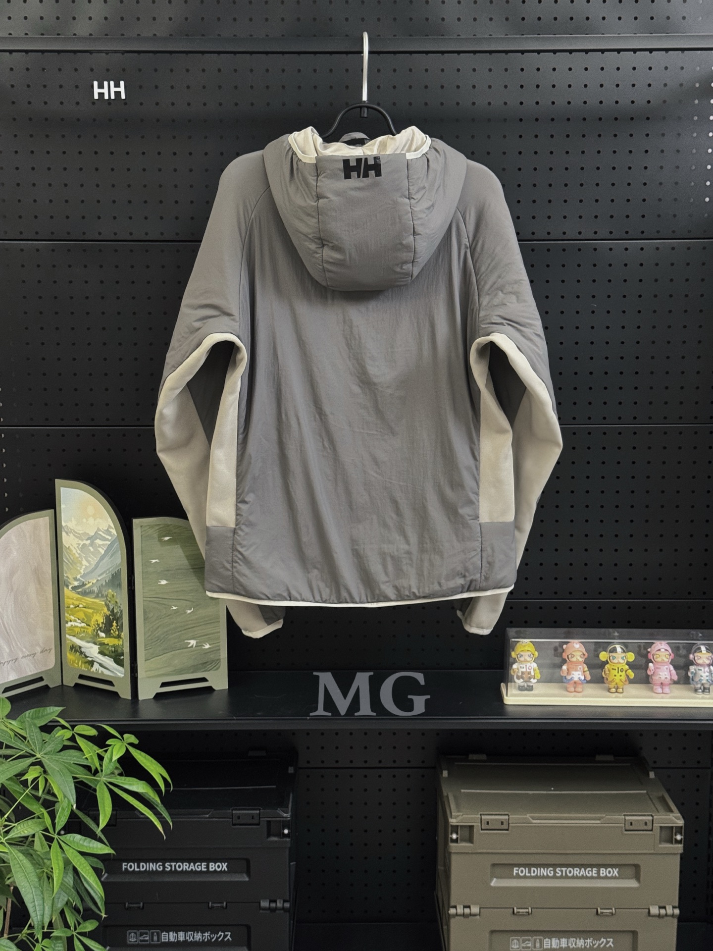 💰230 款号M17
HH海丽汉森Helly Hansen男女款奥丁棉服情侣款 Active+金标P棉 460g保暖不输羽绒服功能性超轻超柔软棉夹克 这款Odin 弹力连帽保暖衣 轻盈 透气 内里填充聚酯纤维,绝缘材料由Primaloft Gold Active中组成,配有兜帽和带内部防风片的前拉链。袖子有松紧边缘,袖子下方有弹力镶片,可提供额外 活动自由度。两侧拉链式口袋,底部有可调节抽绳 胸口和帽子都带字母印花logo 两侧和袖子都拼接弹力轻质材质 内里加绒 透气性好
超级柔软,重量很轻,但是很暖和,P棉最大的好处,遇到潮湿,极寒环境不打结,提供比较稳定的形态,保暖效果,和舒适体验新款男士连帽棉服夹克外套!官网同步在售,客供轻量化科技防风防水面料,内里P棉填充,柔软轻盈,保暖舒适!腋下两侧高弹绒布拼接,户外运动也不会有束缚感!胸前精美小标logo印花,两侧拉链口袋,
帽檐、袖口、下摆包边包条,原版五金辅料,做工细节都无可挑剔,上身效果一级棒,喜欢的兄弟不要错过!
颜色:黑色 灰色
尺码:S M L XL 2XL
S:肩宽44.5 胸围110 衣长66
M:肩宽46 胸围114 衣长68
L:肩宽47.5 胸围118 衣长70
XL:肩宽49 胸围122 衣长72
2XL:肩宽50.5 胸围126 衣长74