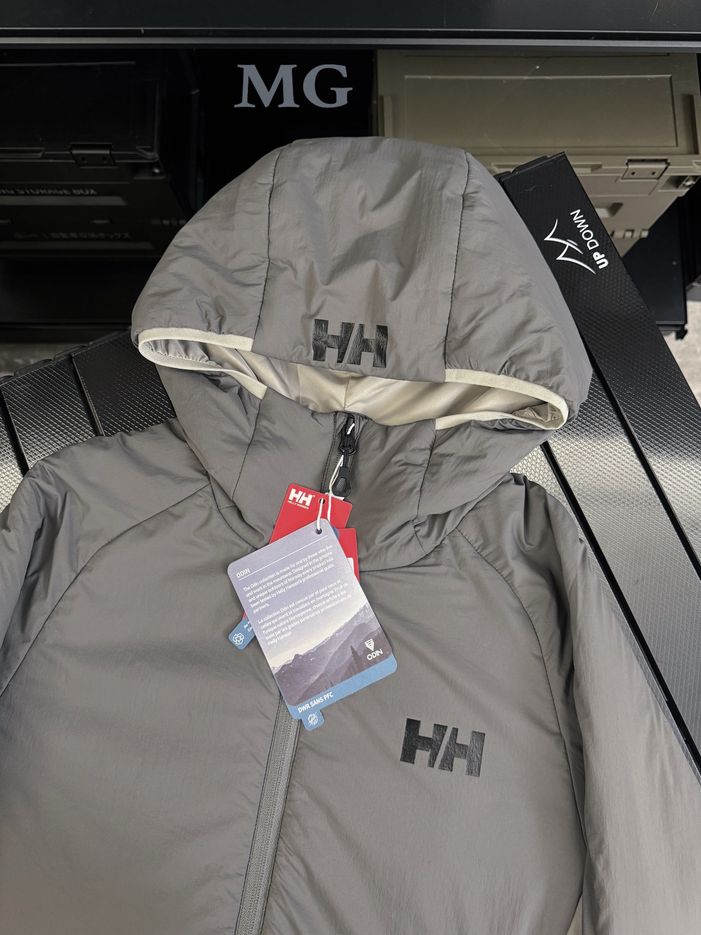 💰230 款号M17
HH海丽汉森Helly Hansen男女款奥丁棉服情侣款 Active+金标P棉 460g保暖不输羽绒服功能性超轻超柔软棉夹克 这款Odin 弹力连帽保暖衣 轻盈 透气 内里填充聚酯纤维,绝缘材料由Primaloft Gold Active中组成,配有兜帽和带内部防风片的前拉链。袖子有松紧边缘,袖子下方有弹力镶片,可提供额外 活动自由度。两侧拉链式口袋,底部有可调节抽绳 胸口和帽子都带字母印花logo 两侧和袖子都拼接弹力轻质材质 内里加绒 透气性好
超级柔软,重量很轻,但是很暖和,P棉最大的好处,遇到潮湿,极寒环境不打结,提供比较稳定的形态,保暖效果,和舒适体验新款男士连帽棉服夹克外套!官网同步在售,客供轻量化科技防风防水面料,内里P棉填充,柔软轻盈,保暖舒适!腋下两侧高弹绒布拼接,户外运动也不会有束缚感!胸前精美小标logo印花,两侧拉链口袋,
帽檐、袖口、下摆包边包条,原版五金辅料,做工细节都无可挑剔,上身效果一级棒,喜欢的兄弟不要错过!
颜色:黑色 灰色
尺码:S M L XL 2XL
S:肩宽44.5 胸围110 衣长66
M:肩宽46 胸围114 衣长68
L:肩宽47.5 胸围118 衣长70
XL:肩宽49 胸围122 衣长72
2XL:肩宽50.5 胸围126 衣长74