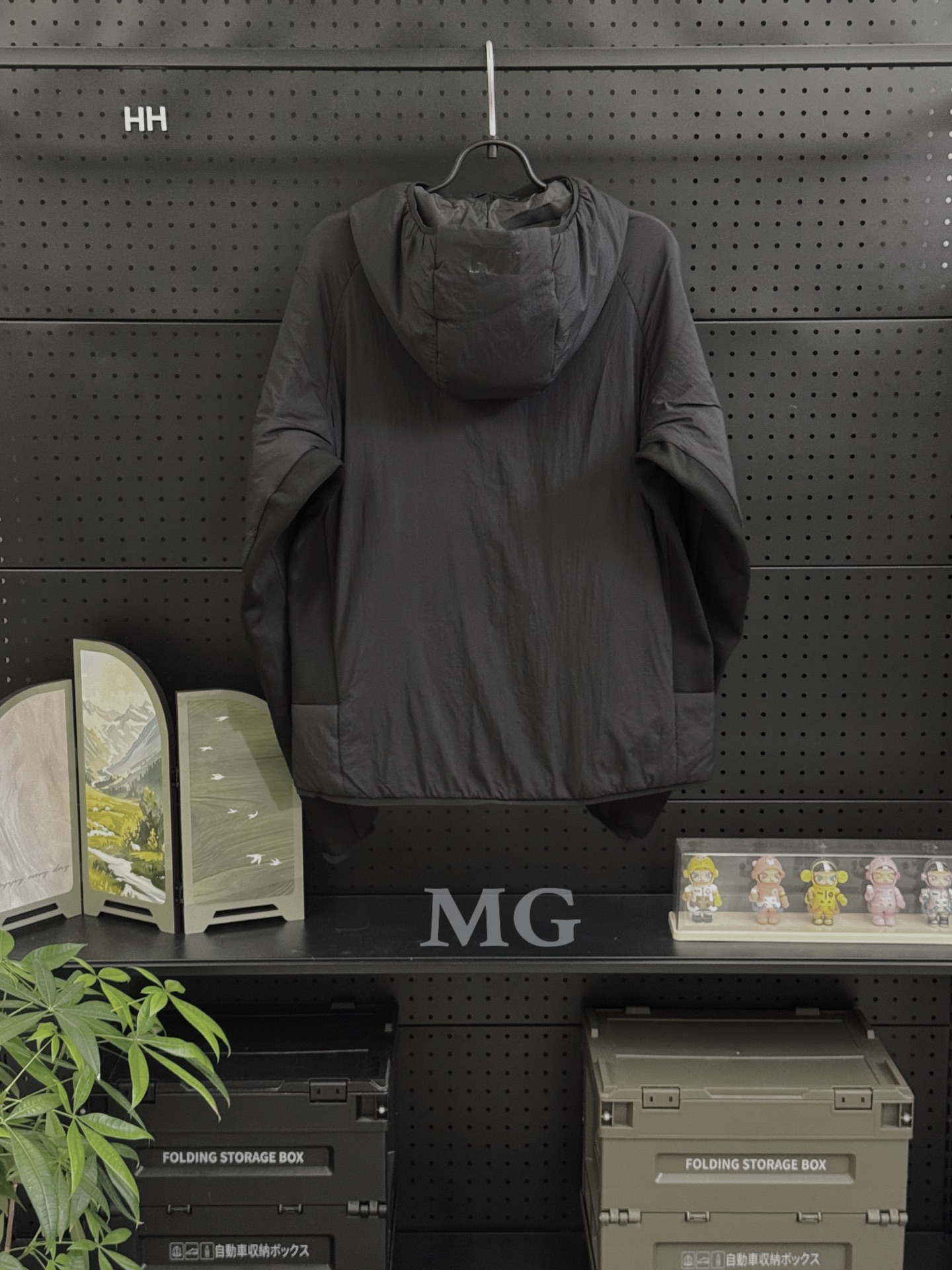 💰230 款号M17
HH海丽汉森Helly Hansen男女款奥丁棉服情侣款 Active+金标P棉 460g保暖不输羽绒服功能性超轻超柔软棉夹克 这款Odin 弹力连帽保暖衣 轻盈 透气 内里填充聚酯纤维,绝缘材料由Primaloft Gold Active中组成,配有兜帽和带内部防风片的前拉链。袖子有松紧边缘,袖子下方有弹力镶片,可提供额外 活动自由度。两侧拉链式口袋,底部有可调节抽绳 胸口和帽子都带字母印花logo 两侧和袖子都拼接弹力轻质材质 内里加绒 透气性好
超级柔软,重量很轻,但是很暖和,P棉最大的好处,遇到潮湿,极寒环境不打结,提供比较稳定的形态,保暖效果,和舒适体验新款男士连帽棉服夹克外套!官网同步在售,客供轻量化科技防风防水面料,内里P棉填充,柔软轻盈,保暖舒适!腋下两侧高弹绒布拼接,户外运动也不会有束缚感!胸前精美小标logo印花,两侧拉链口袋,
帽檐、袖口、下摆包边包条,原版五金辅料,做工细节都无可挑剔,上身效果一级棒,喜欢的兄弟不要错过!
颜色:黑色 灰色
尺码:S M L XL 2XL
S:肩宽44.5 胸围110 衣长66
M:肩宽46 胸围114 衣长68
L:肩宽47.5 胸围118 衣长70
XL:肩宽49 胸围122 衣长72
2XL:肩宽50.5 胸围126 衣长74