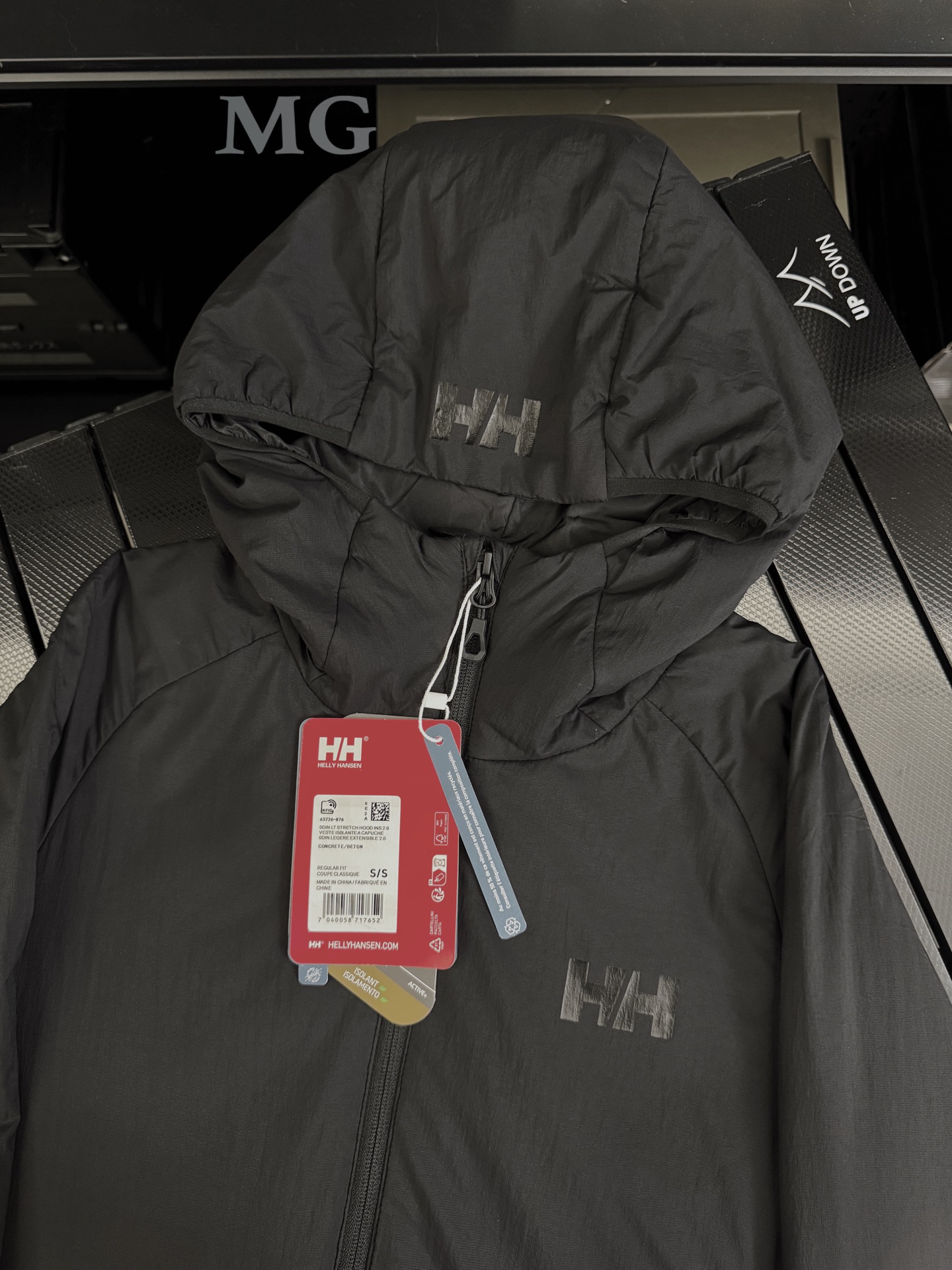 💰230 款号M17
HH海丽汉森Helly Hansen男女款奥丁棉服情侣款 Active+金标P棉 460g保暖不输羽绒服功能性超轻超柔软棉夹克 这款Odin 弹力连帽保暖衣 轻盈 透气 内里填充聚酯纤维,绝缘材料由Primaloft Gold Active中组成,配有兜帽和带内部防风片的前拉链。袖子有松紧边缘,袖子下方有弹力镶片,可提供额外 活动自由度。两侧拉链式口袋,底部有可调节抽绳 胸口和帽子都带字母印花logo 两侧和袖子都拼接弹力轻质材质 内里加绒 透气性好
超级柔软,重量很轻,但是很暖和,P棉最大的好处,遇到潮湿,极寒环境不打结,提供比较稳定的形态,保暖效果,和舒适体验新款男士连帽棉服夹克外套!官网同步在售,客供轻量化科技防风防水面料,内里P棉填充,柔软轻盈,保暖舒适!腋下两侧高弹绒布拼接,户外运动也不会有束缚感!胸前精美小标logo印花,两侧拉链口袋,
帽檐、袖口、下摆包边包条,原版五金辅料,做工细节都无可挑剔,上身效果一级棒,喜欢的兄弟不要错过!
颜色:黑色 灰色
尺码:S M L XL 2XL
S:肩宽44.5 胸围110 衣长66
M:肩宽46 胸围114 衣长68
L:肩宽47.5 胸围118 衣长70
XL:肩宽49 胸围122 衣长72
2XL:肩宽50.5 胸围126 衣长74