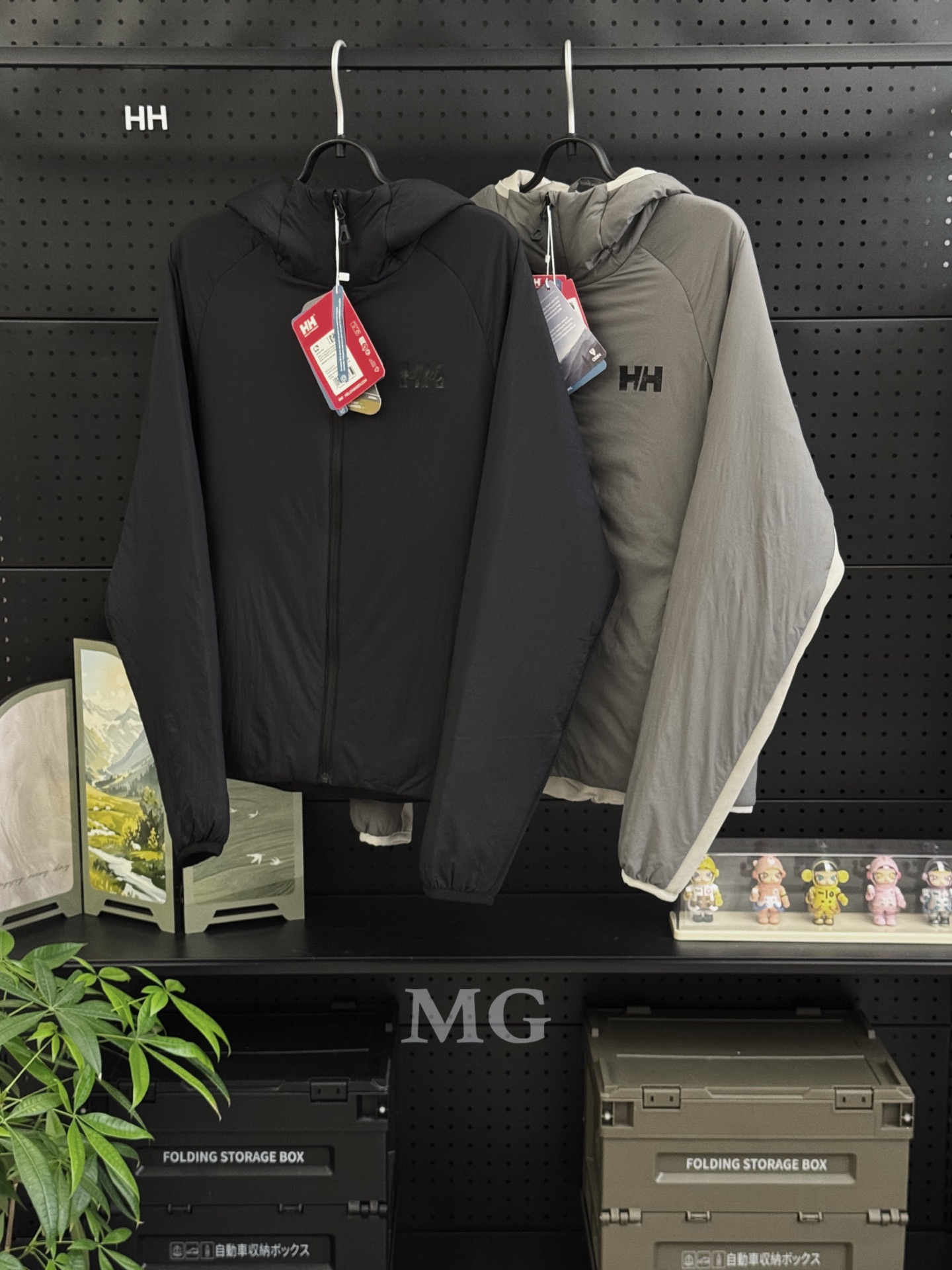 💰230 款号M17
HH海丽汉森Helly Hansen男女款奥丁棉服情侣款 Active+金标P棉 460g保暖不输羽绒服功能性超轻超柔软棉夹克 这款Odin 弹力连帽保暖衣 轻盈 透气 内里填充聚酯纤维,绝缘材料由Primaloft Gold Active中组成,配有兜帽和带内部防风片的前拉链。袖子有松紧边缘,袖子下方有弹力镶片,可提供额外 活动自由度。两侧拉链式口袋,底部有可调节抽绳 胸口和帽子都带字母印花logo 两侧和袖子都拼接弹力轻质材质 内里加绒 透气性好
超级柔软,重量很轻,但是很暖和,P棉最大的好处,遇到潮湿,极寒环境不打结,提供比较稳定的形态,保暖效果,和舒适体验新款男士连帽棉服夹克外套!官网同步在售,客供轻量化科技防风防水面料,内里P棉填充,柔软轻盈,保暖舒适!腋下两侧高弹绒布拼接,户外运动也不会有束缚感!胸前精美小标logo印花,两侧拉链口袋,
帽檐、袖口、下摆包边包条,原版五金辅料,做工细节都无可挑剔,上身效果一级棒,喜欢的兄弟不要错过!
颜色:黑色 灰色
尺码:S M L XL 2XL
S:肩宽44.5 胸围110 衣长66
M:肩宽46 胸围114 衣长68
L:肩宽47.5 胸围118 衣长70
XL:肩宽49 胸围122 衣长72
2XL:肩宽50.5 胸围126 衣长74