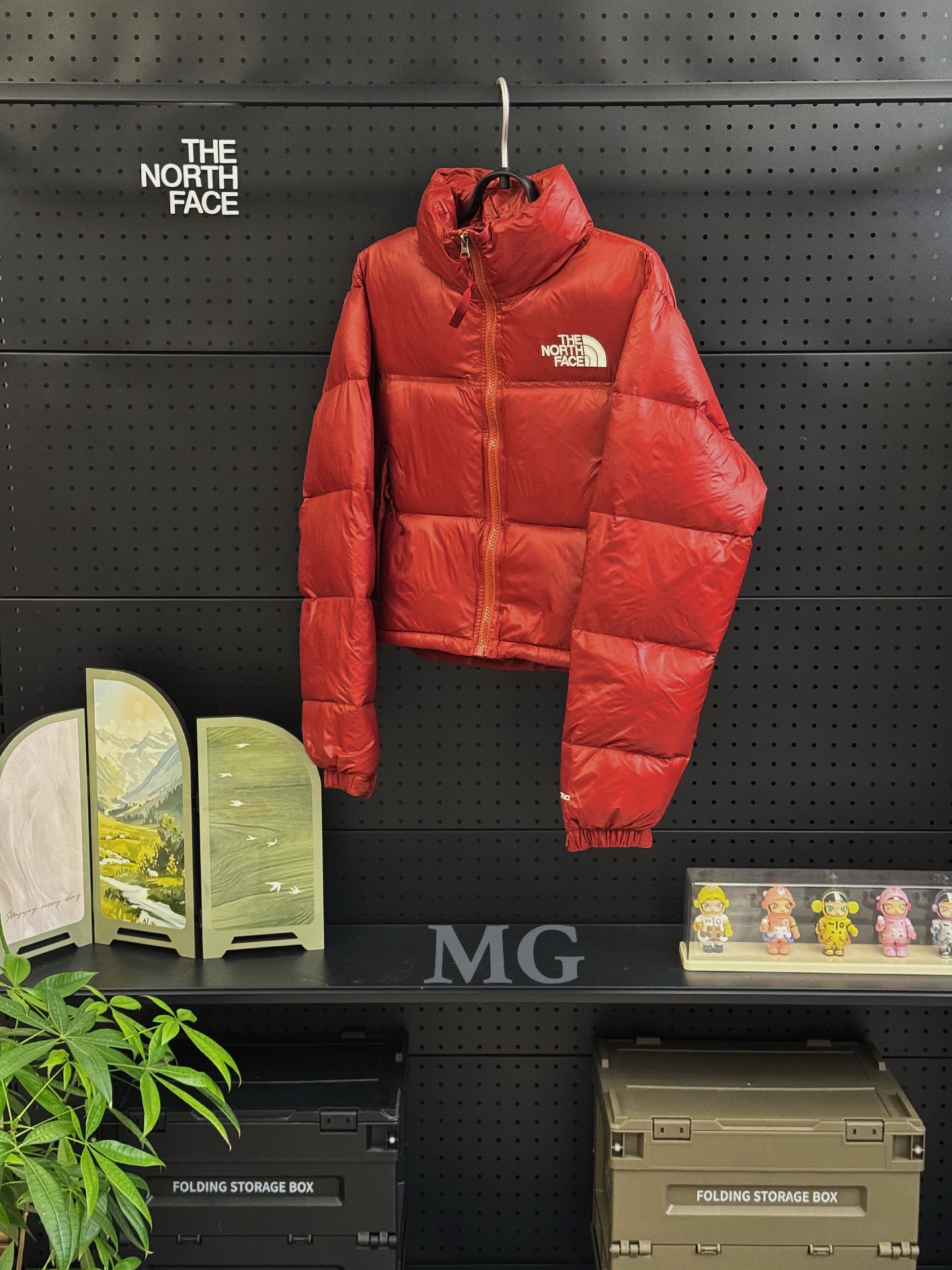 特价💰118 款号M18
清货福利 𝗧𝗵𝗲 𝗡𝗼𝗿𝘁𝗵 𝗙𝗮𝗰𝗲|北面1996 詹娜肯豆同款女士短款羽绒服女款瑜伽羽绒服
Nuse 2 Vintage肯豆,实在是太火了,各明星网红穿搭爆款配合高腰裤显腿长 最适合女生穿搭的北面羽绒服,三格采用RDS认证高品质700高蓬松鸭绒填充,保暖性能更出色,轻便不厚重,压缩后的蓬松度恢复特别好,全新进口百灵达绣花机定制万针电绣,采用进口7号针,进口绣线,保证每宇饱满、立体、清晰。短款才是今年的yyds 上身超级酷。
✅三格采用RDS认证高品质700高蓬松鸭绒填充,保暖性能更出色,轻便不厚重,压缩后的蓬松度恢复特别好
✅ 全新进口百灵达绣花机定制万针电绣,采用进口7号针,进口绣线,保证每宇饱满、立体、清晰,可称最贵绣标!
✅拉链采用吉田YKK原厂定制,刻字清晰,质感完美顺滑,9000品质顶级ZP拉链
✅340T高端羽绒服防跑绒材料
✅高腰超短款设计,上身很精致,拒绝臃肿的冬天
✅整体成衣轻便保暖,凸显大长腿
颜色:黑色 白色 浅蓝色 粉色 红色
尺码:XS S M