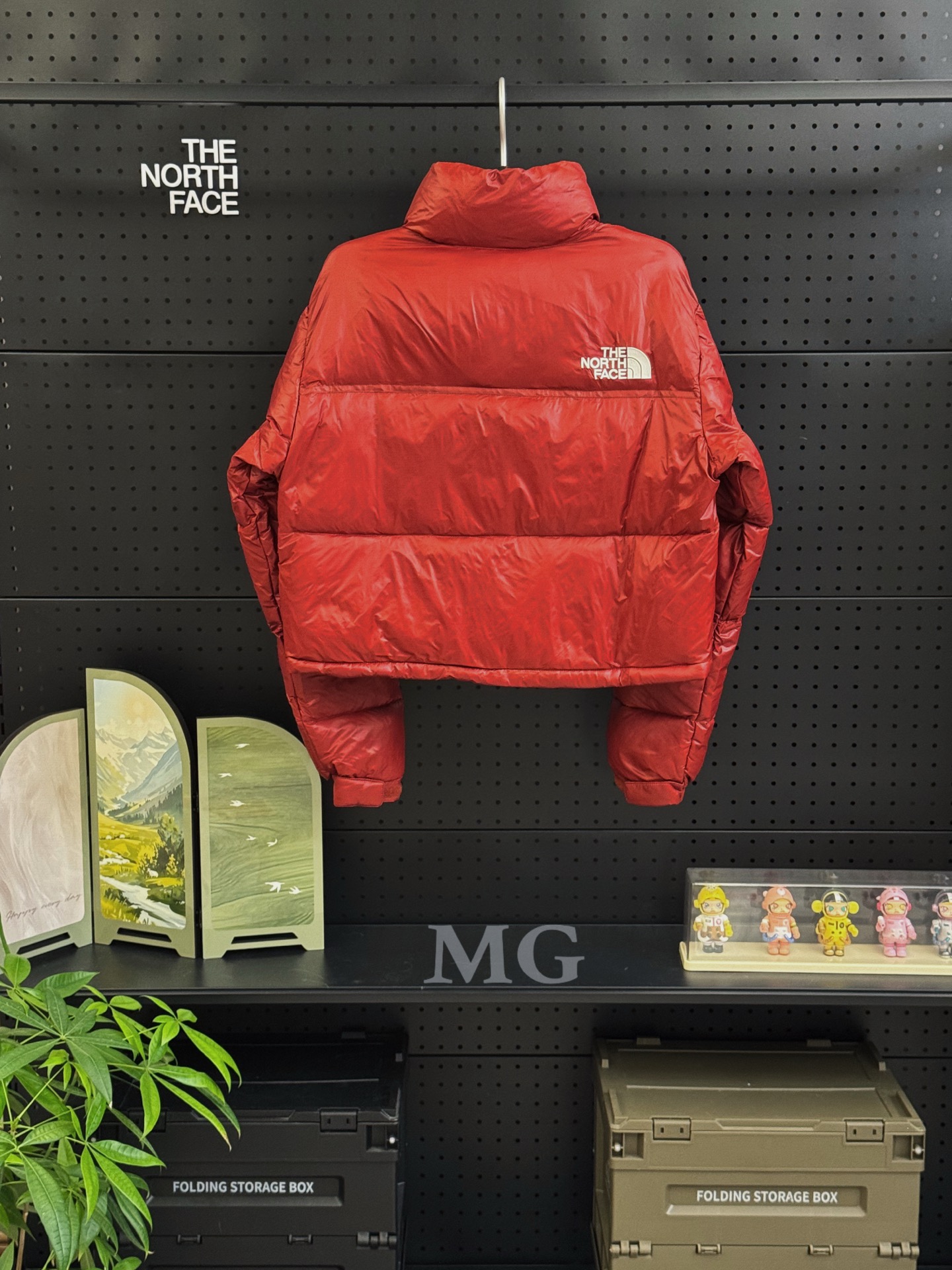 特价💰118 款号M18
清货福利 𝗧𝗵𝗲 𝗡𝗼𝗿𝘁𝗵 𝗙𝗮𝗰𝗲|北面1996 詹娜肯豆同款女士短款羽绒服女款瑜伽羽绒服
Nuse 2 Vintage肯豆,实在是太火了,各明星网红穿搭爆款配合高腰裤显腿长 最适合女生穿搭的北面羽绒服,三格采用RDS认证高品质700高蓬松鸭绒填充,保暖性能更出色,轻便不厚重,压缩后的蓬松度恢复特别好,全新进口百灵达绣花机定制万针电绣,采用进口7号针,进口绣线,保证每宇饱满、立体、清晰。短款才是今年的yyds 上身超级酷。
✅三格采用RDS认证高品质700高蓬松鸭绒填充,保暖性能更出色,轻便不厚重,压缩后的蓬松度恢复特别好
✅ 全新进口百灵达绣花机定制万针电绣,采用进口7号针,进口绣线,保证每宇饱满、立体、清晰,可称最贵绣标!
✅拉链采用吉田YKK原厂定制,刻字清晰,质感完美顺滑,9000品质顶级ZP拉链
✅340T高端羽绒服防跑绒材料
✅高腰超短款设计,上身很精致,拒绝臃肿的冬天
✅整体成衣轻便保暖,凸显大长腿
颜色:黑色 白色 浅蓝色 粉色 红色
尺码:XS S M