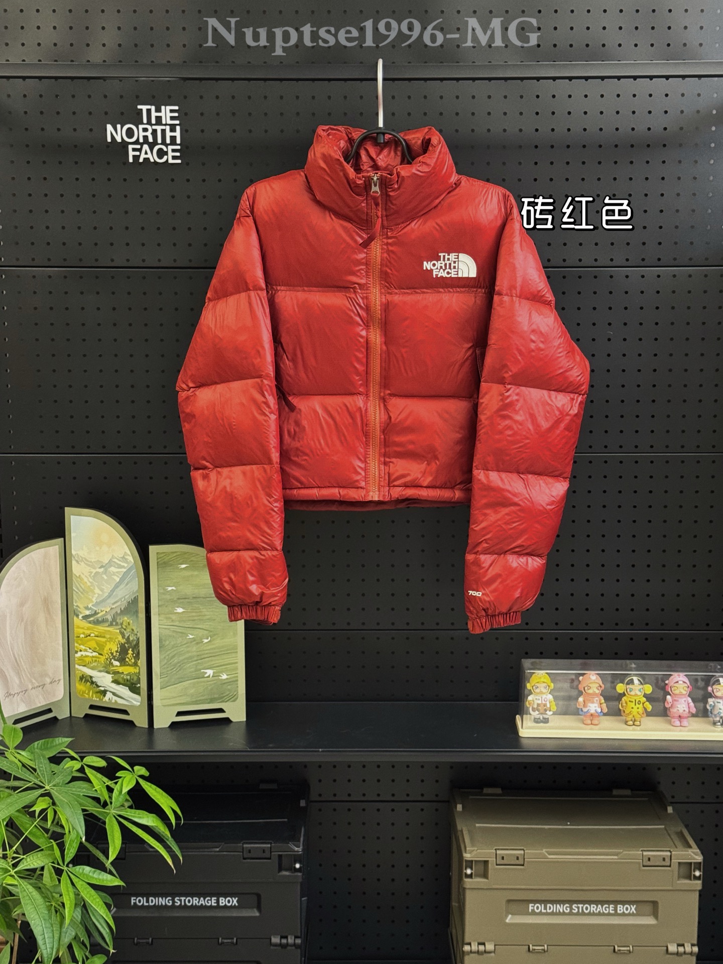 特价💰118 款号M18
清货福利 𝗧𝗵𝗲 𝗡𝗼𝗿𝘁𝗵 𝗙𝗮𝗰𝗲|北面1996 詹娜肯豆同款女士短款羽绒服女款瑜伽羽绒服
Nuse 2 Vintage肯豆,实在是太火了,各明星网红穿搭爆款配合高腰裤显腿长 最适合女生穿搭的北面羽绒服,三格采用RDS认证高品质700高蓬松鸭绒填充,保暖性能更出色,轻便不厚重,压缩后的蓬松度恢复特别好,全新进口百灵达绣花机定制万针电绣,采用进口7号针,进口绣线,保证每宇饱满、立体、清晰。短款才是今年的yyds 上身超级酷。
✅三格采用RDS认证高品质700高蓬松鸭绒填充,保暖性能更出色,轻便不厚重,压缩后的蓬松度恢复特别好
✅ 全新进口百灵达绣花机定制万针电绣,采用进口7号针,进口绣线,保证每宇饱满、立体、清晰,可称最贵绣标!
✅拉链采用吉田YKK原厂定制,刻字清晰,质感完美顺滑,9000品质顶级ZP拉链
✅340T高端羽绒服防跑绒材料
✅高腰超短款设计,上身很精致,拒绝臃肿的冬天
✅整体成衣轻便保暖,凸显大长腿
颜色:黑色 白色 浅蓝色 粉色 红色
尺码:XS S M