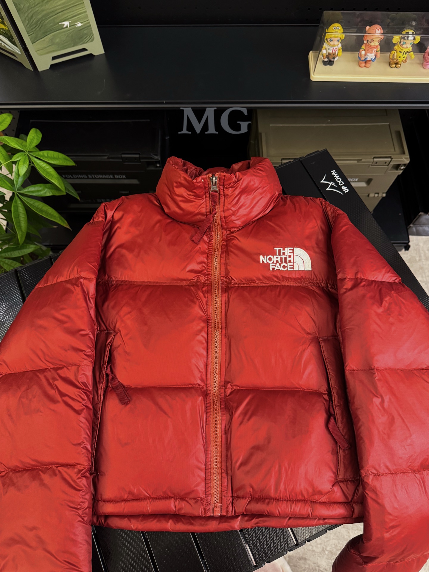 特价💰118 款号M18
清货福利 𝗧𝗵𝗲 𝗡𝗼𝗿𝘁𝗵 𝗙𝗮𝗰𝗲|北面1996 詹娜肯豆同款女士短款羽绒服女款瑜伽羽绒服
Nuse 2 Vintage肯豆,实在是太火了,各明星网红穿搭爆款配合高腰裤显腿长 最适合女生穿搭的北面羽绒服,三格采用RDS认证高品质700高蓬松鸭绒填充,保暖性能更出色,轻便不厚重,压缩后的蓬松度恢复特别好,全新进口百灵达绣花机定制万针电绣,采用进口7号针,进口绣线,保证每宇饱满、立体、清晰。短款才是今年的yyds 上身超级酷。
✅三格采用RDS认证高品质700高蓬松鸭绒填充,保暖性能更出色,轻便不厚重,压缩后的蓬松度恢复特别好
✅ 全新进口百灵达绣花机定制万针电绣,采用进口7号针,进口绣线,保证每宇饱满、立体、清晰,可称最贵绣标!
✅拉链采用吉田YKK原厂定制,刻字清晰,质感完美顺滑,9000品质顶级ZP拉链
✅340T高端羽绒服防跑绒材料
✅高腰超短款设计,上身很精致,拒绝臃肿的冬天
✅整体成衣轻便保暖,凸显大长腿
颜色:黑色 白色 浅蓝色 粉色 红色
尺码:XS S M