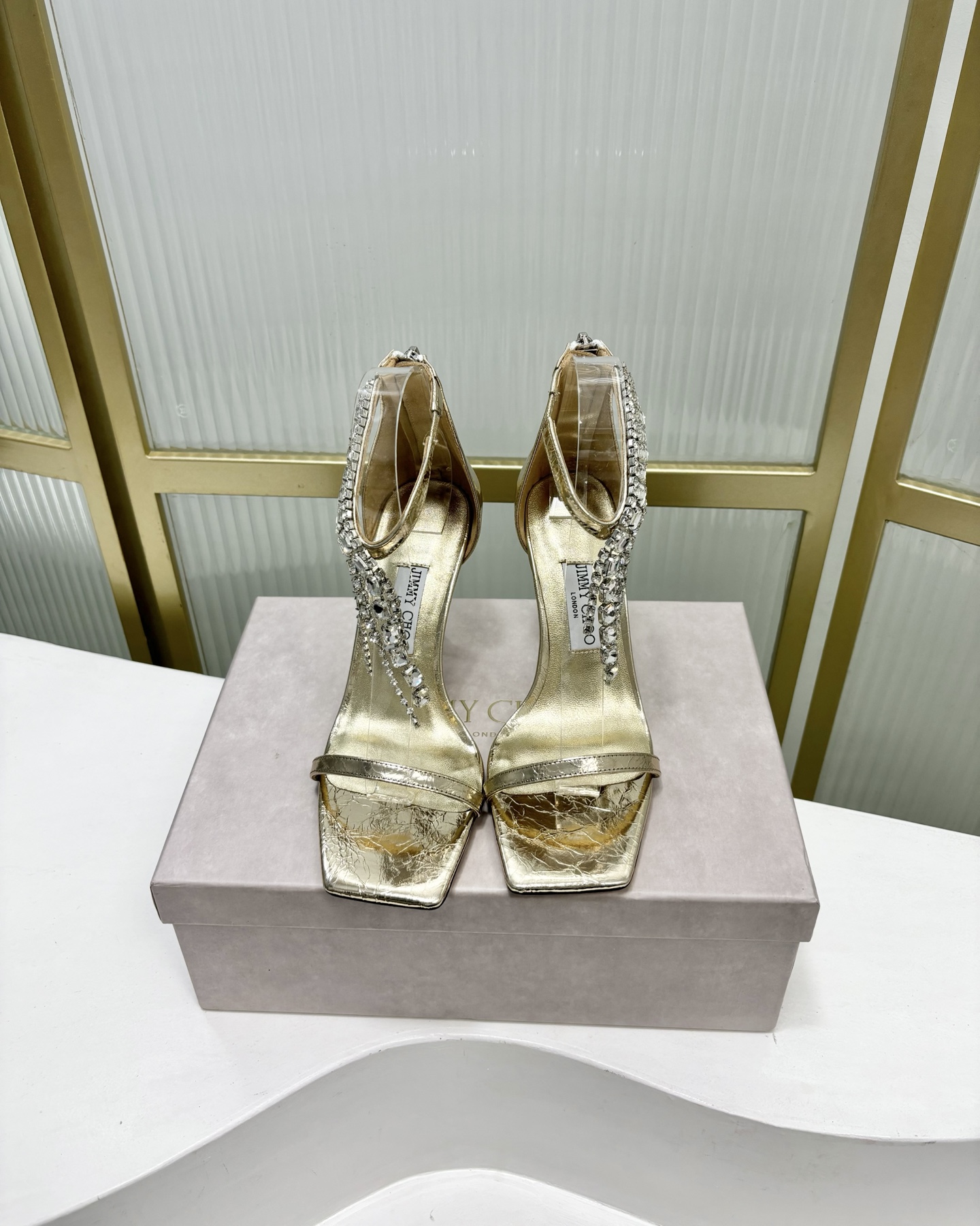 NO:247411,Jimmy Choo 25 new tassel crystal diamond chain high heels retro one-strip sandals are decorated with layered crystals at the ankles, which is a dazzling retro metallic leather sandal. This style uses a square toe and carved heel design. It mainly provides a delicate and easy to satisfy the noble and elegant atmosphere of blingbling. It is shiny and does not show vulgarity. The shoe shape is very modified. The smooth lines show the high-end feeling. The foot is exquisite and age-reducing~~~ ~ Imported cowhide, inner sheepskin footbed, outsole, leather outsole, heel height 9.5CM size 34-41 (34/40/41 size custom made without return or replacement), sandals, jimmy choo, sandals, high heels, cowhide, sheepskin, Leather soles19860909Jimmy Choo 25新款流苏水晶钻链高跟鞋复古一字带凉鞋 在脚踝处饰有层叠水晶,是一款光彩夺目的复古金属感皮革凉鞋.该款式采用方形鞋头和雕花鞋跟设计 主打一个精致轻松满足 blingbling迎面扑来高贵典雅的气息,闪亮不显庸俗鞋型非常修饰脚型流畅线条尽显高级感上脚精致又减龄～～ ～ 鞋面进口牛皮 内里羊皮垫脚 大底真皮大底 跟高9.5CM 码数34-41（34/40/41码定做不退不换）,凉鞋,jimmy choo,sandals,high heels,cowhide,sheepskin,Leather soles,Women's Shoes