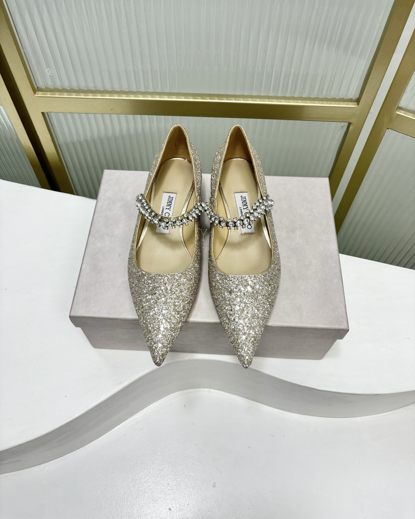 NO:247387,Jimmy choo JC's new brushed streamer shiny face series high heels Macaron color one-length diamond chain single shoes. Classic high heels are fashionable and upgraded, made of brushed shiny fabric, exuding charm. The elegant shoe shape has been long-lasting, the shoe body lines are beautiful and smooth, and it is equipped with small slim high heel design to create a unique silhouette that is easy to wear and easy to match. The exquisite hand-shaped sole is comfortable and suitable for the feet. It is an appropriate choice for attending special occasions. Countless adjustments, modifications and modifications!  Just to restore the taste of the king of heels!  Do your best to look and feel comfortable in your clothes, striving for perfection!  Special brushed glitter fabric, inner full grain crystal sheepskin, outsole, imported Italian leather outsole, heel height 2.5CM/6.5CM/8.5CM, size 34-41 (34/40/41 size customization, no return or replacement), single shoes, jimmy choo, high heels, sheepskin, Leather soles19860909Jimmy choo JC新款拉丝流光闪亮面系列高跟鞋马卡龙色一字带钻链单鞋 经典高跟鞋时尚升级,采用拉丝闪亮面料制作,散发迷人魅力.优雅鞋型历久弥新,鞋身线条优美流畅,配以小细高跟设计,缔造易穿易搭别致廓形.考究手工塑底,舒适合脚,是出席特别场合的适宜之选 无数次调整,修改修改再修改！只为还原跟鞋之王的味道！无论外观还是穿着舒适感都拼尽全力,力求完美！ 面料特殊拉丝闪粉面料 内里全粒面水晶羊皮里 大底意大利进口真皮大底 跟高2.5CM/6.5CM/8.5CM 码数34-41（34/40/41码定制不退不换）,单鞋,jimmy choo,high heels,sheepskin,Leather soles,Women's Shoes