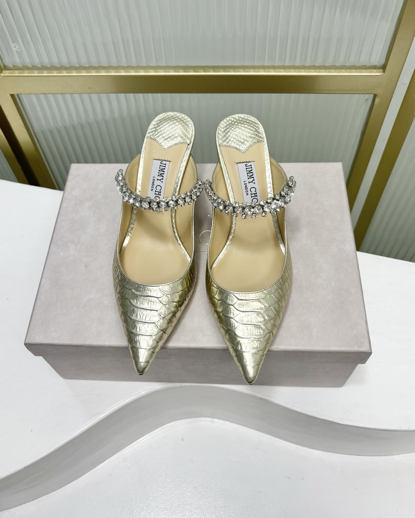 NO:247393,Jimmy chooJC new brushed streamer shiny face series high heels Macaron color diamond chain mules classic pointed toe half slippers Classic high heels are fashionable and upgraded, made of brushed shiny fabric, exuding charming charm. The elegant shoe shape has been long-lasting, the shoe body lines are beautiful and smooth, and it is equipped with small slim high heel design to create a unique silhouette that is easy to wear and easy to match. The exquisite hand-shaped sole is comfortable and suitable for the feet, and is an appropriate choice for attending special occasions. Countless adjustments, modifications and modifications!  Just to restore the taste of the king of heels!  Do your best to look and feel comfortable in your clothes, striving for perfection!  Special brushed glitter fabric, inner full grain crystal sheepskin, outsole, imported Italian leather outsole, heel height 6.5cm, size 34-41 (34/40/41 size customization, no return or replacement), single shoes, jimmy choo, high heels, slippers, sheepskin, Leather soles19860909Jimmy chooJC新款拉丝流光闪亮面系列高跟鞋马卡龙色钻链穆勒鞋经典尖头半拖鞋 经典高跟鞋时尚升级,采用拉丝闪亮面料制作,散发迷人魅力.优雅鞋型历久弥新,鞋身线条优美流畅,配以小细高跟设计,缔造易穿易搭别致廓形.考究手工塑底,舒适合脚,是出席特别场合的适宜之选 无数次调整,修改修改再修改！只为还原跟鞋之王的味道！无论外观还是穿着舒适感都拼尽全力,力求完美！ 面料特殊拉丝闪粉面料 内里全粒面水晶羊皮里 大底意大利进口真皮大底 跟高6.5cm 码数34-41（34/40/41码定制不退不换）,单鞋,jimmy choo,high heels,slippers,sheepskin,Leather soles,Women's Shoes