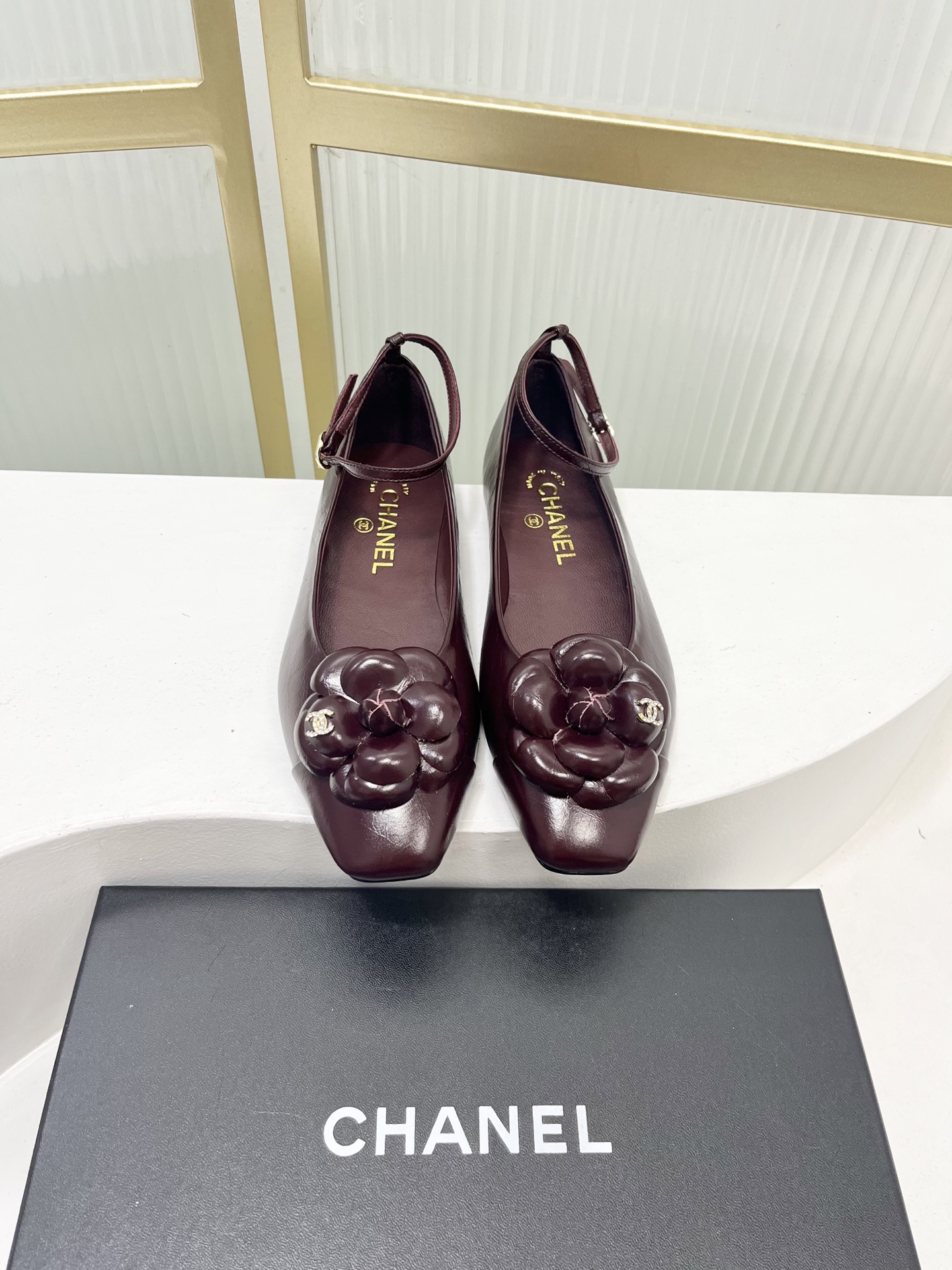 NO:463672,Chanel camellia series flat fairy ballet shoes, Little Chanel Mary Jane single shoes. This season's camellia series is really beautiful. Grandma Xiang's usual elegant and famous temperament is full of high-end feeling!  It’s not nice to wear barefoot, whether it’s barefoot or paired with skirts or trousers, it’s very versatile!  Invincible beauty!  Especially fairy, Grandma Xiang must have the charm of Grandma Xiang. It grasps purity, elegance and nobility to tightly combine the girlish spirit and the noble charm, and has an irreplaceable territory!  Imported wrinkled cowhide fabric, imported breathable sheepskin in the inner lining, imported large sole imported genuine leather large sole, size 35-39 (34.40.41 size custom made without return or exchange), Mary Jane, chanel, chanel, mary jane, skirts, cowhide, sheepskin, Leather soles19860909Chanel香奈儿山茶花系列平底仙女芭蕾舞鞋 小香玛丽珍单鞋 这一季山茶花系列真的超美 香奶奶家一贯的优雅名媛气质 高级感十足！上脚非nice~ 不管光脚穿或搭配裙装、裤装、都非常百搭！无敌美！特别仙,香奶奶必然有香奶奶的魅力,把纯净,优雅,贵气拿捏得死死的,将少女气与贵妇韵也融合得妥妥的,自有一方无可替代的领地！ 面料进口皱牛皮 内里进口透气羊皮 大底进口真皮大底 码数35-39（34.40.41码定做不退不换）,玛丽珍,chanel,chanel,mary jane,skirts,cowhide,sheepskin,Leather soles,Women's Shoes