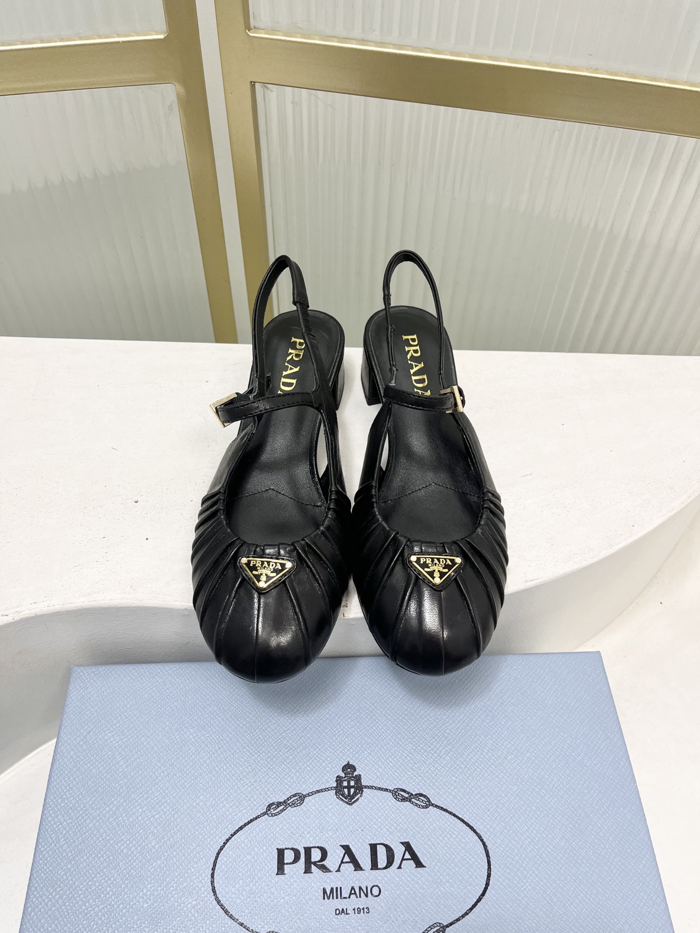 Prada Prad*普拉达金属三角标皱皮芭蕾舞鞋圆头舒适后空凉鞋