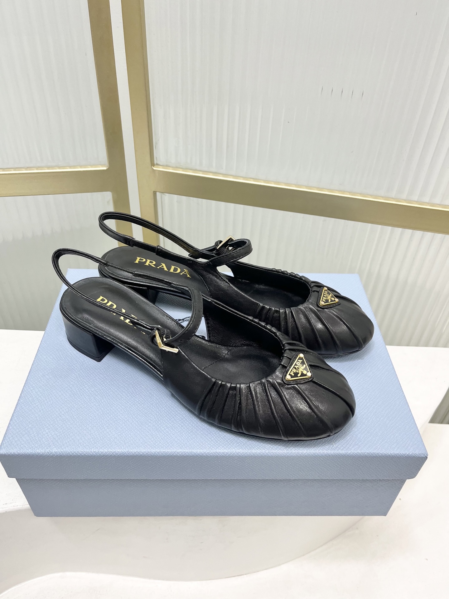 Prada Prad*普拉达金属三角标皱皮芭蕾舞鞋圆头舒适后空凉鞋