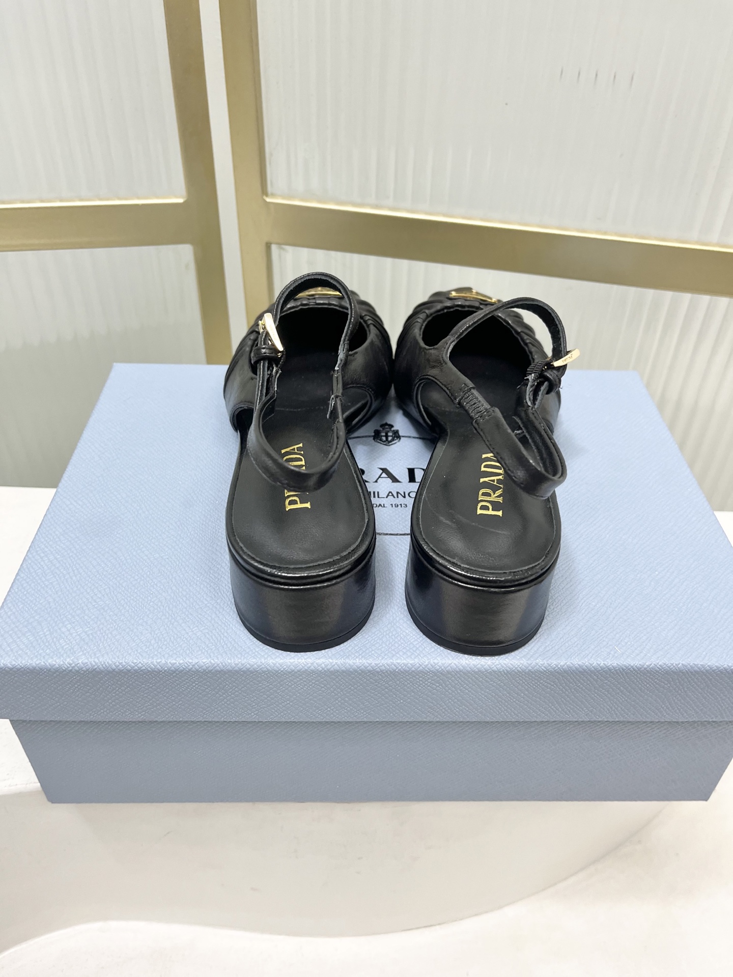 Prada Prad*普拉达金属三角标皱皮芭蕾舞鞋圆头舒适后空凉鞋