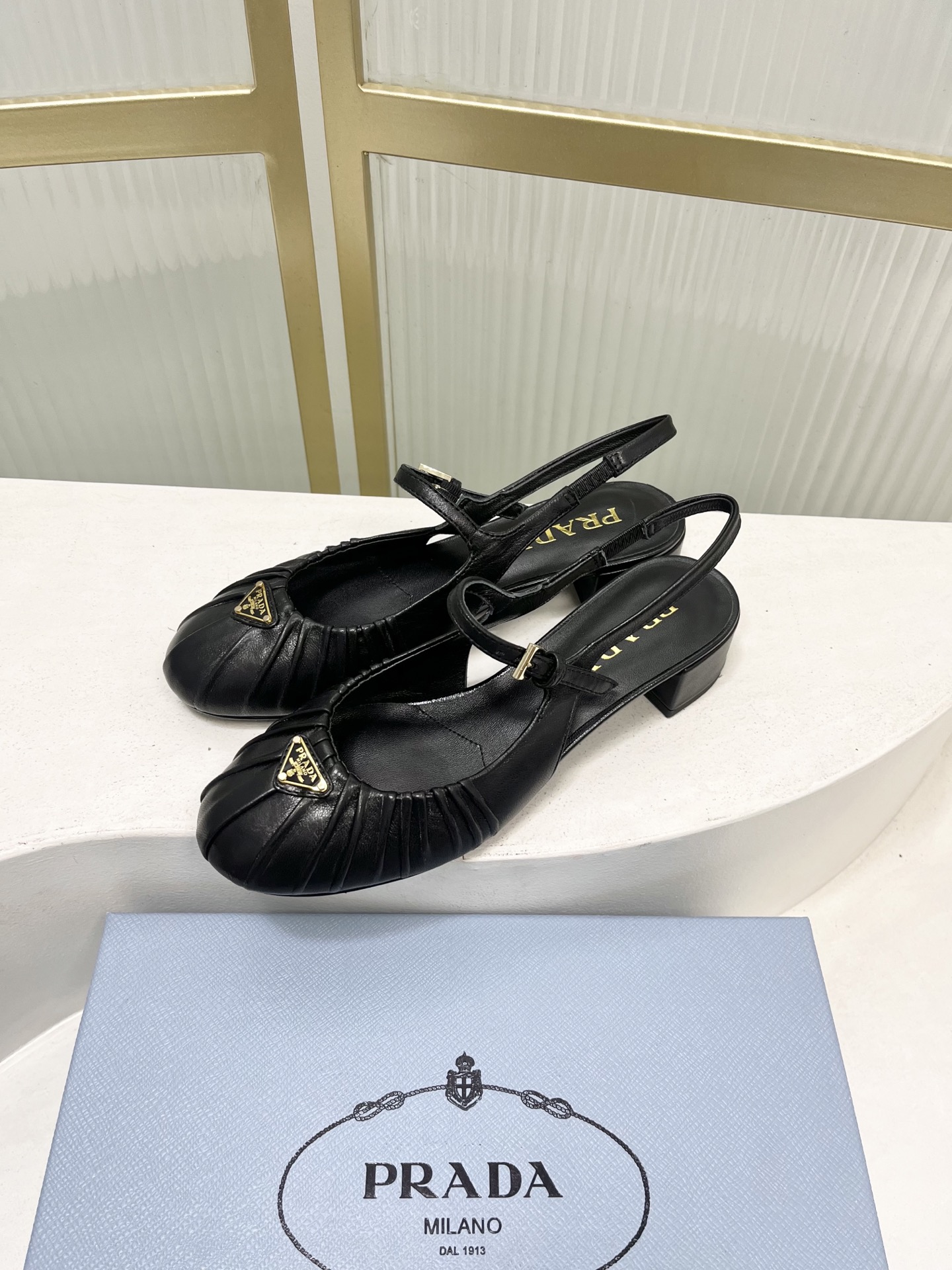 Prada Prad*普拉达金属三角标皱皮芭蕾舞鞋圆头舒适后空凉鞋