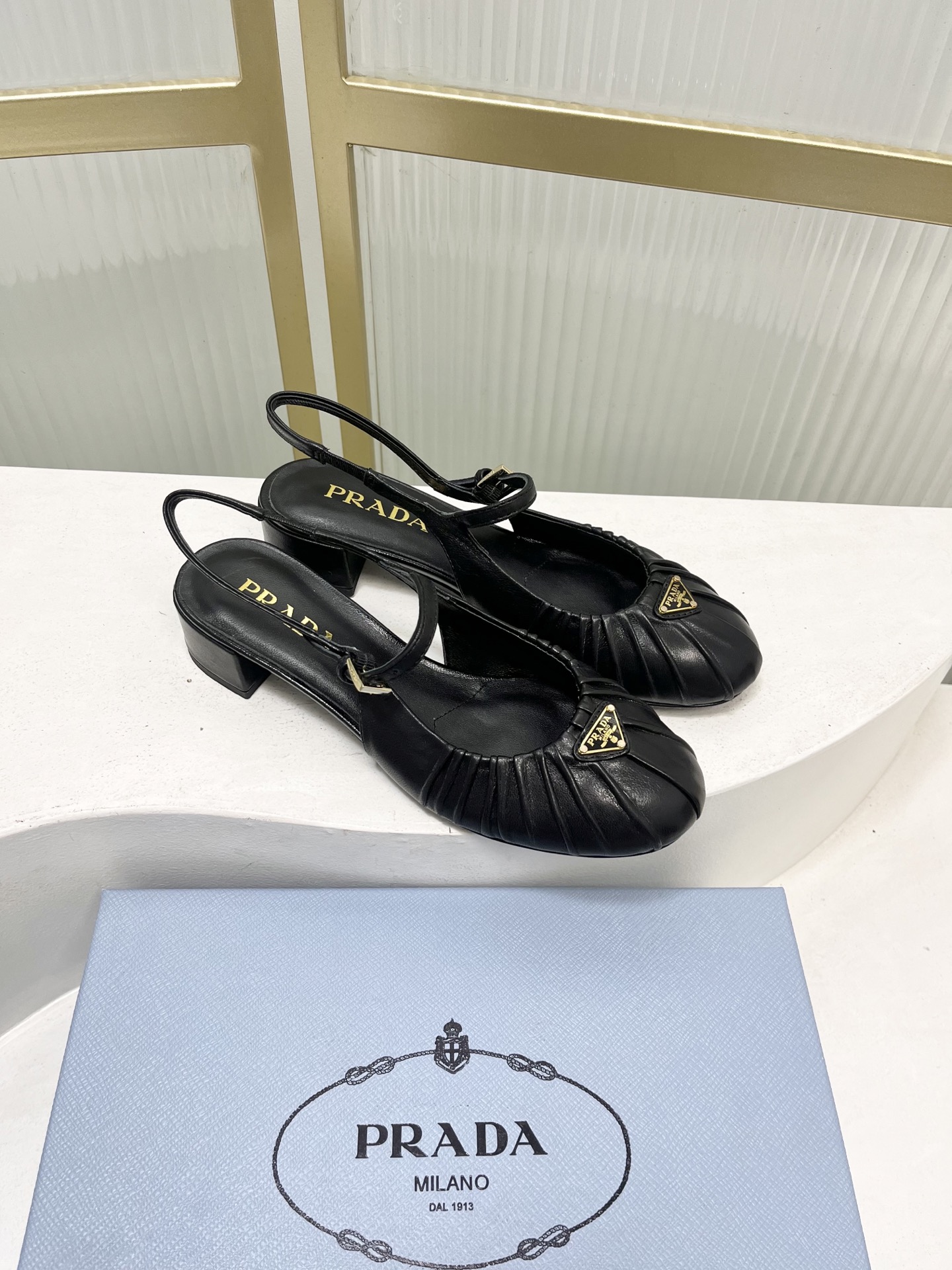 Prada Prad*普拉达金属三角标皱皮芭蕾舞鞋圆头舒适后空凉鞋