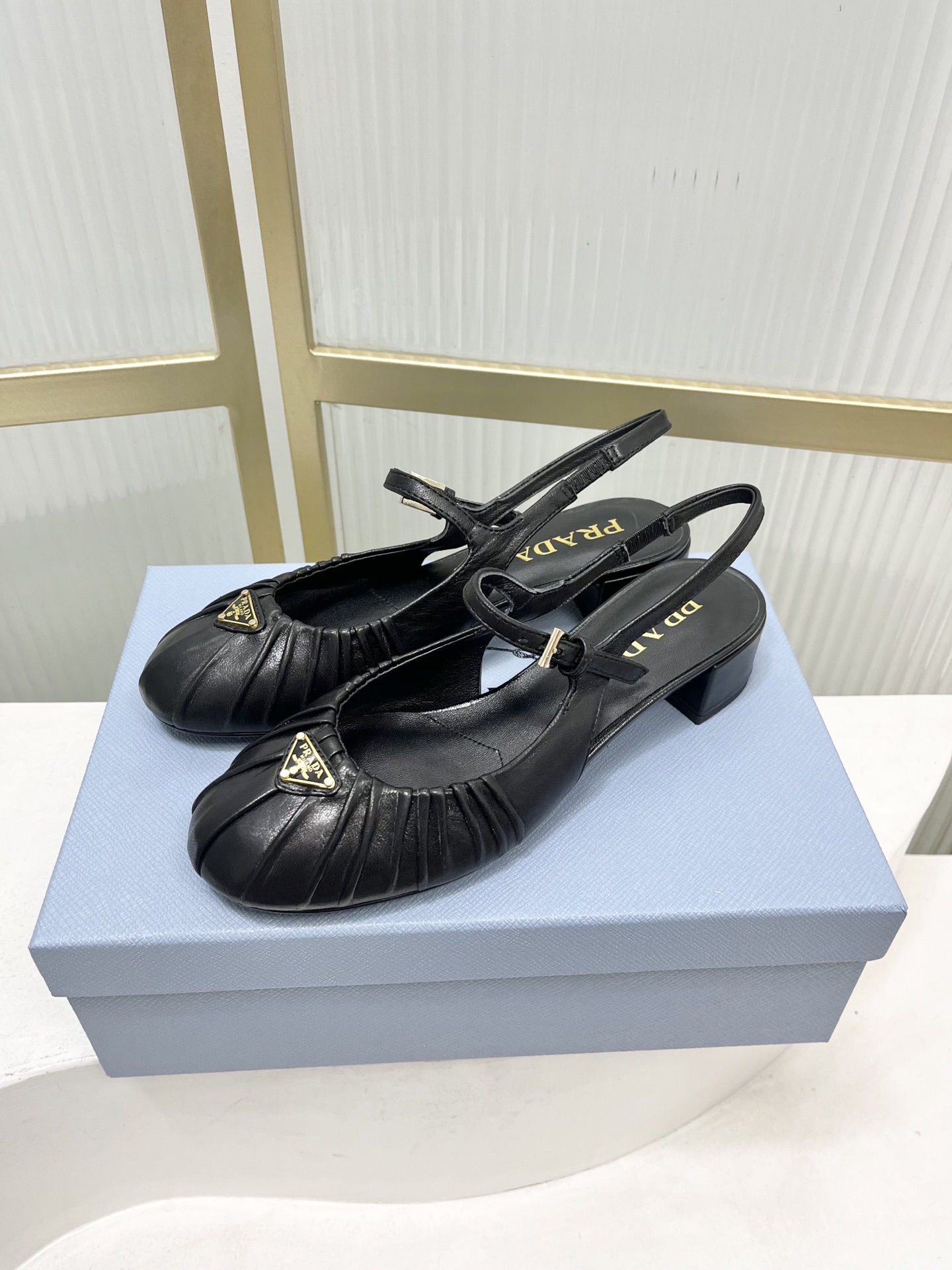 Prada Prad*普拉达金属三角标皱皮芭蕾舞鞋圆头舒适后空凉鞋