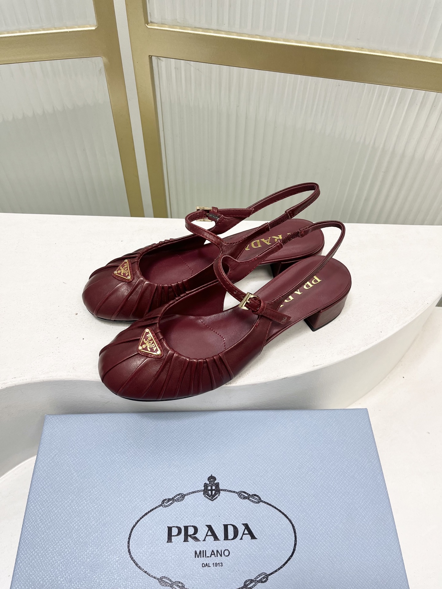 Prada Prad*普拉达金属三角标皱皮芭蕾舞鞋圆头舒适后空凉鞋