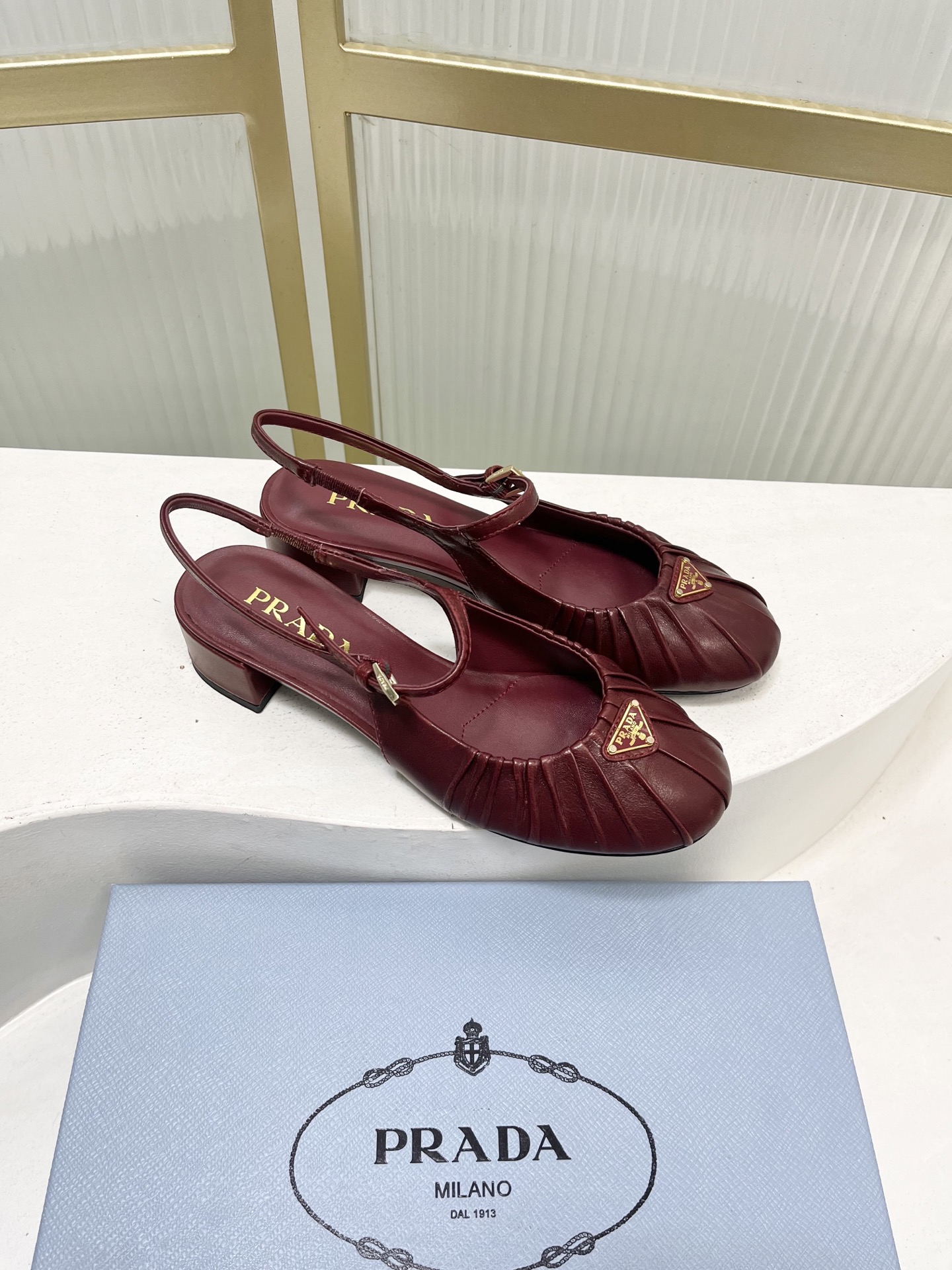 Prada Prad*普拉达金属三角标皱皮芭蕾舞鞋圆头舒适后空凉鞋