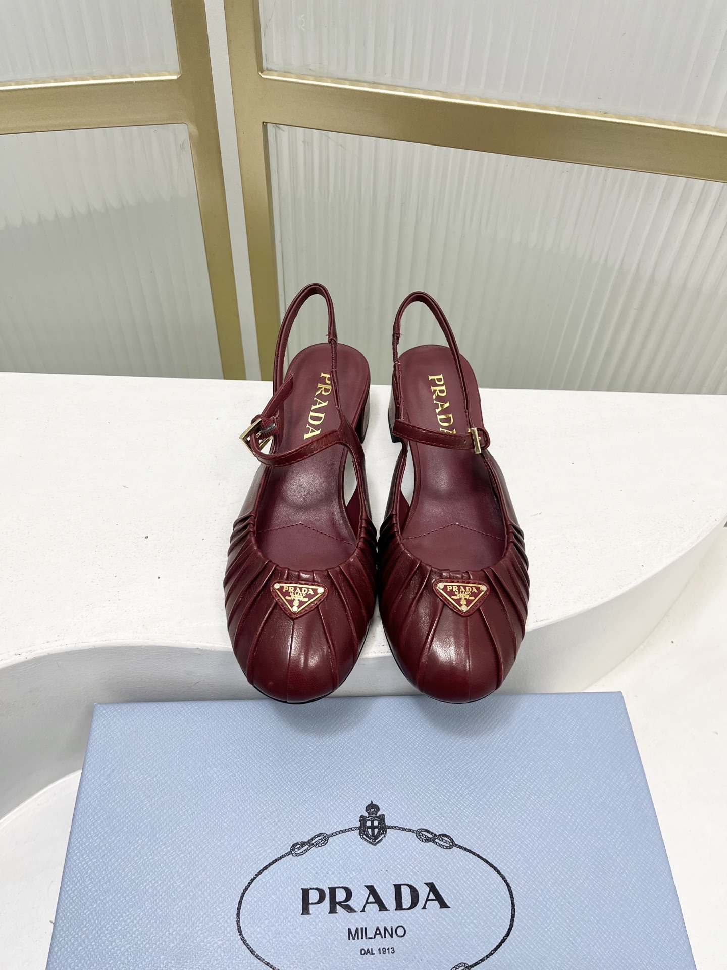 Prada Prad*普拉达金属三角标皱皮芭蕾舞鞋圆头舒适后空凉鞋