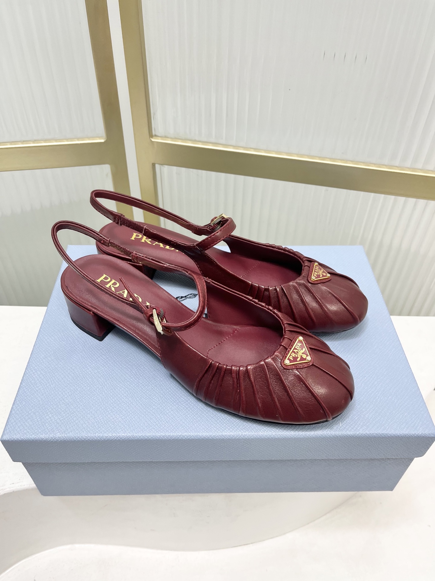 Prada Prad*普拉达金属三角标皱皮芭蕾舞鞋圆头舒适后空凉鞋