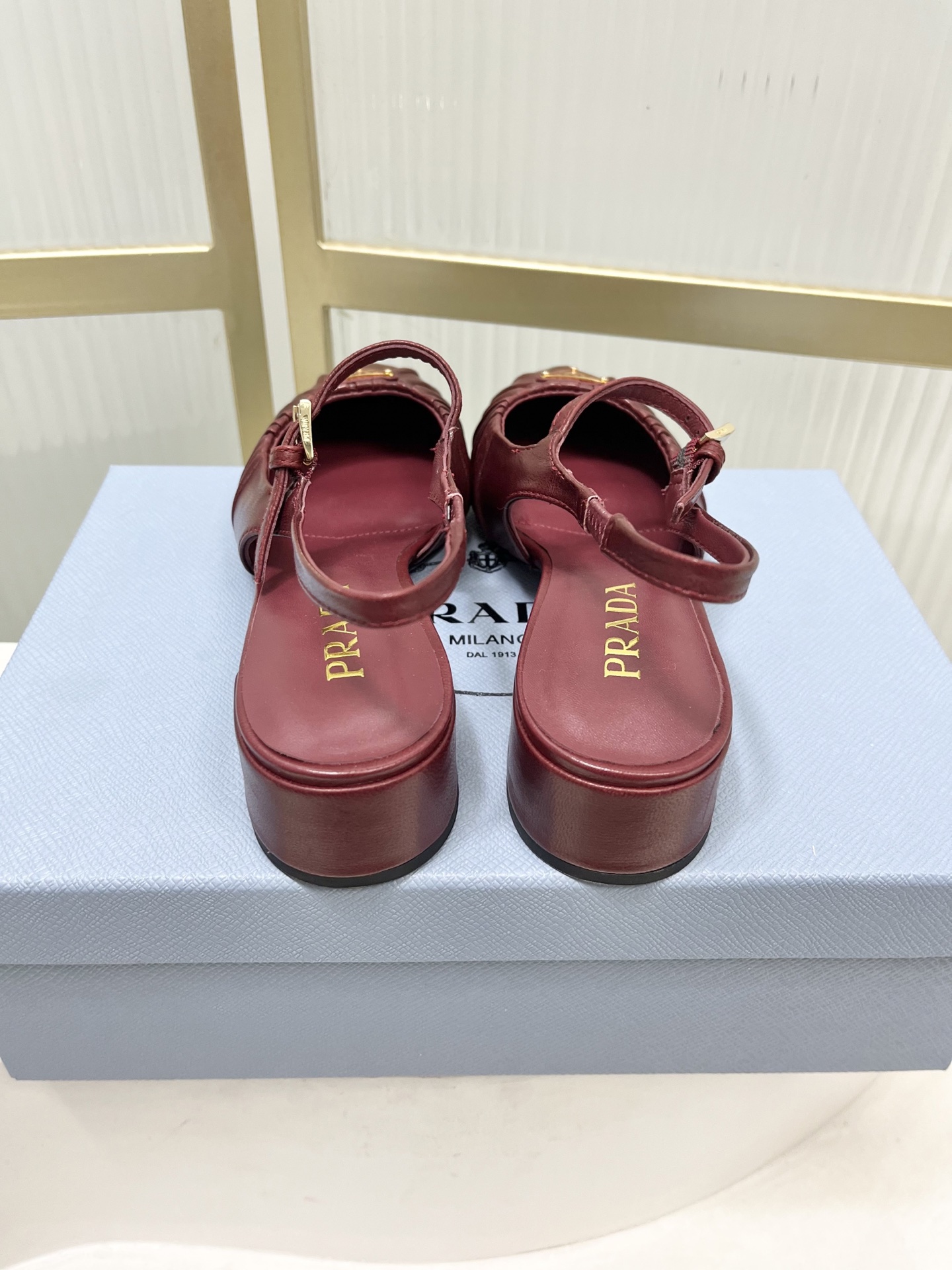 Prada Prad*普拉达金属三角标皱皮芭蕾舞鞋圆头舒适后空凉鞋