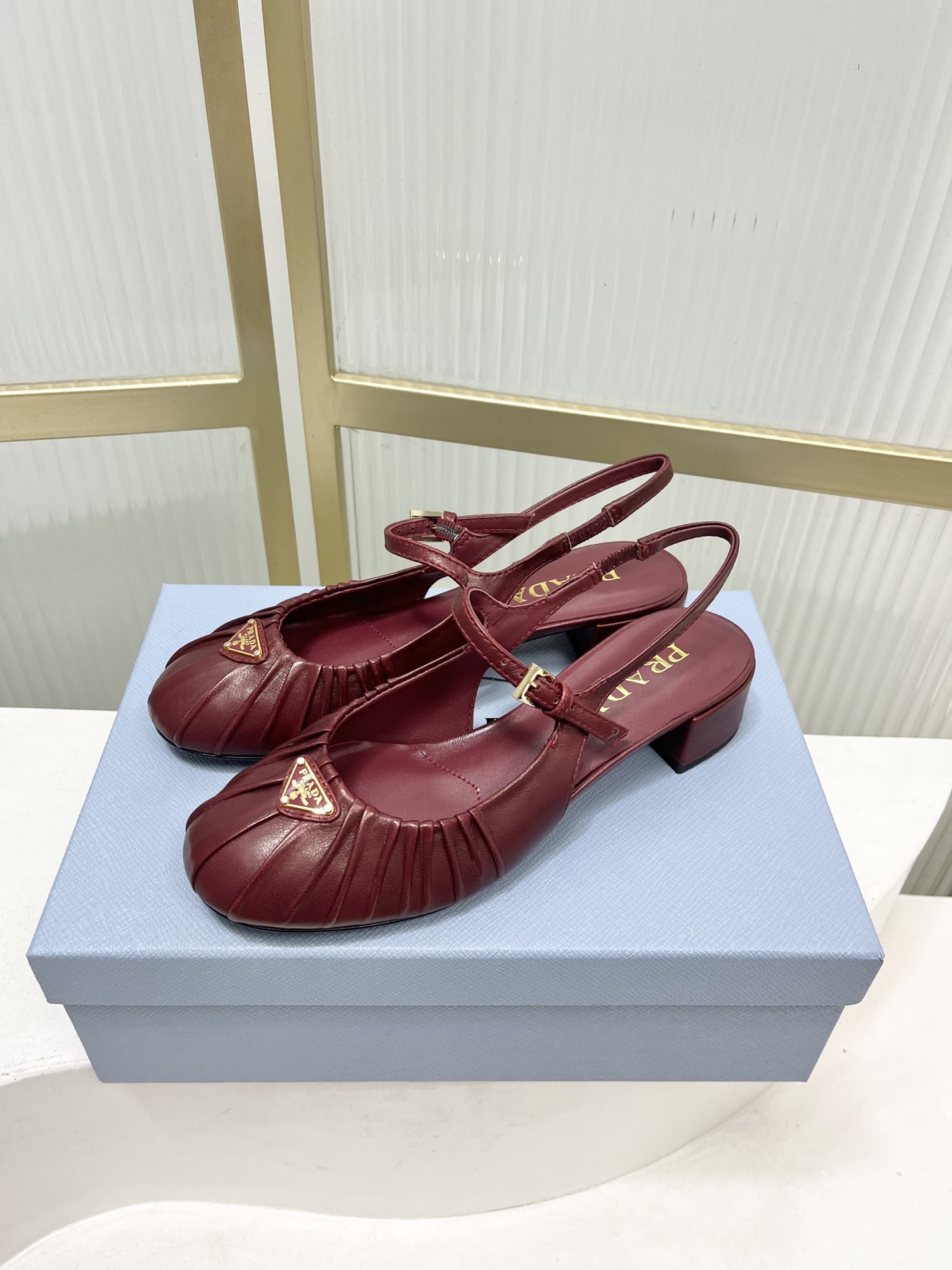Prada Prad*普拉达金属三角标皱皮芭蕾舞鞋圆头舒适后空凉鞋