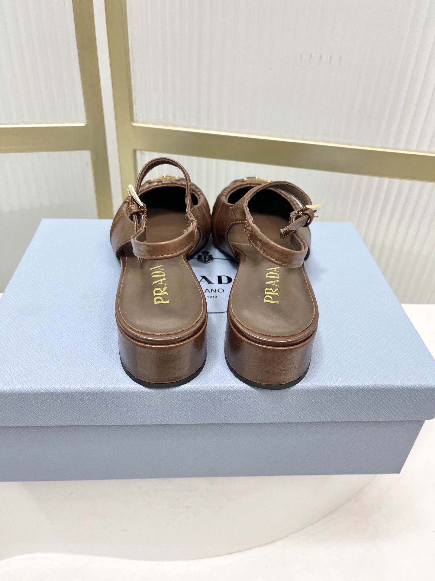 Prada Prad*普拉达金属三角标皱皮芭蕾舞鞋圆头舒适后空凉鞋