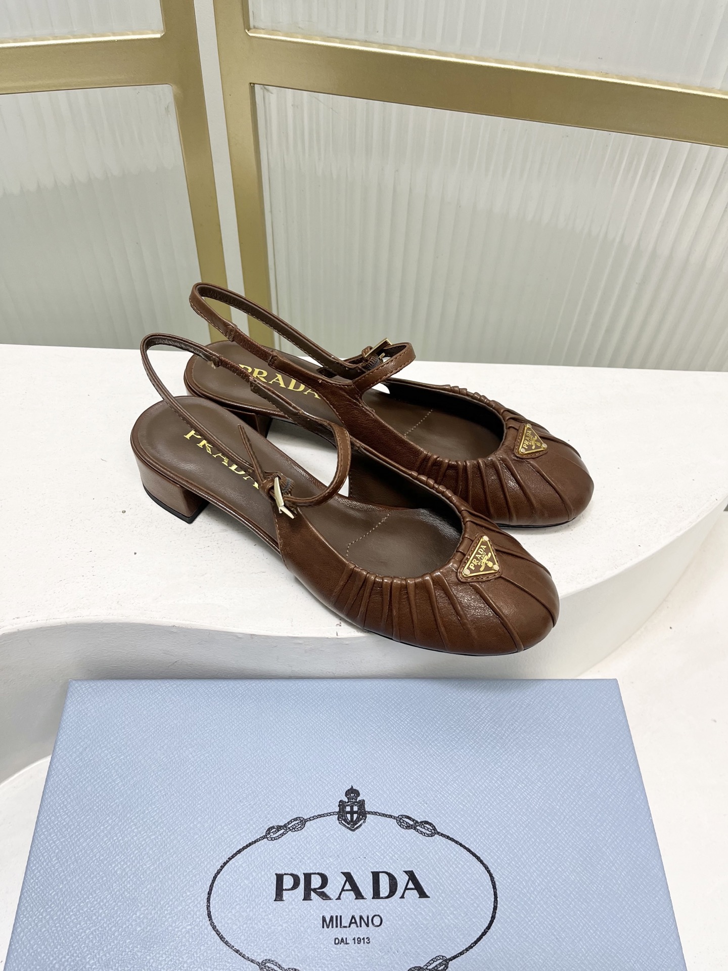 Prada Prad*普拉达金属三角标皱皮芭蕾舞鞋圆头舒适后空凉鞋