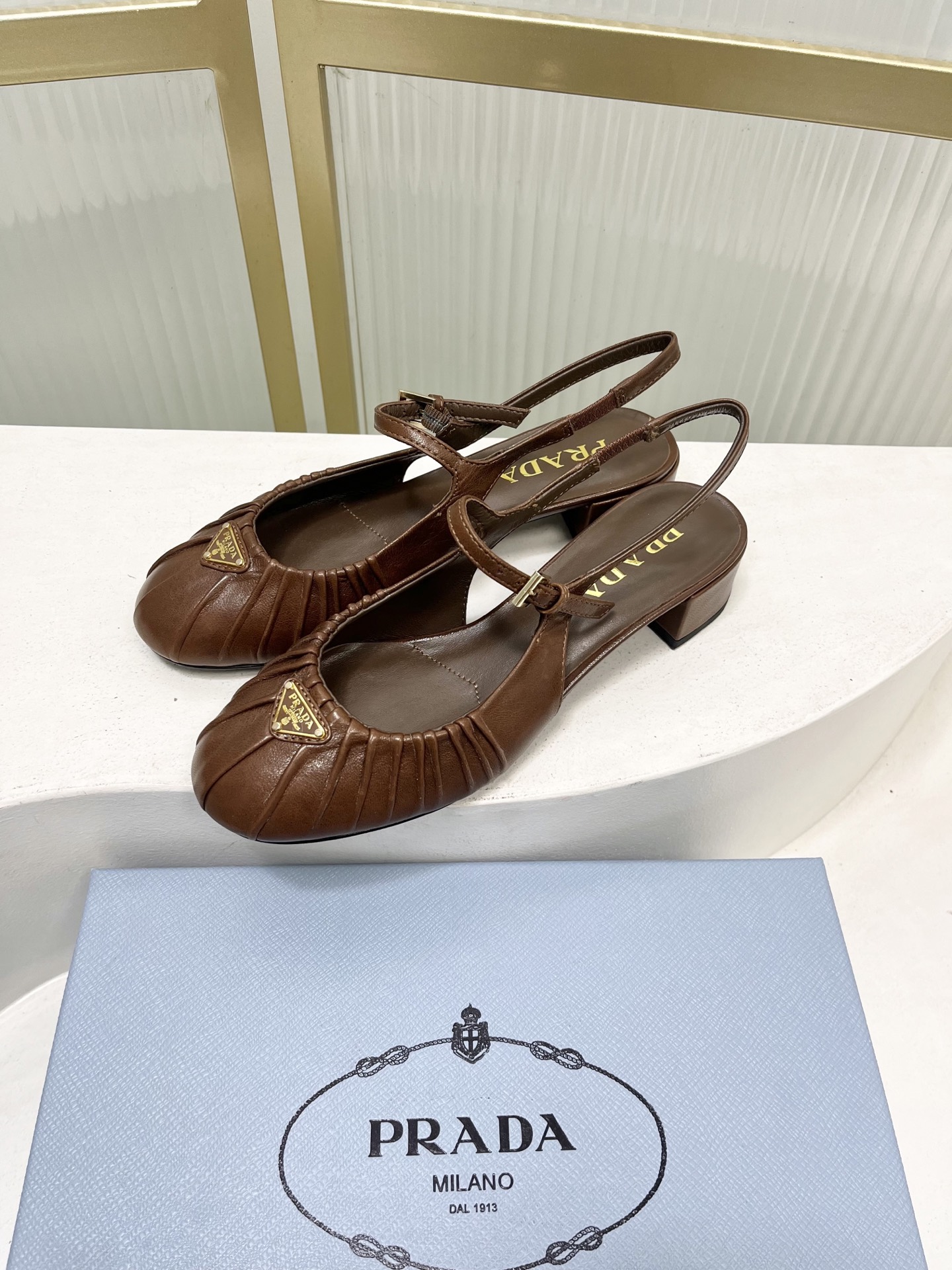Prada Prad*普拉达金属三角标皱皮芭蕾舞鞋圆头舒适后空凉鞋