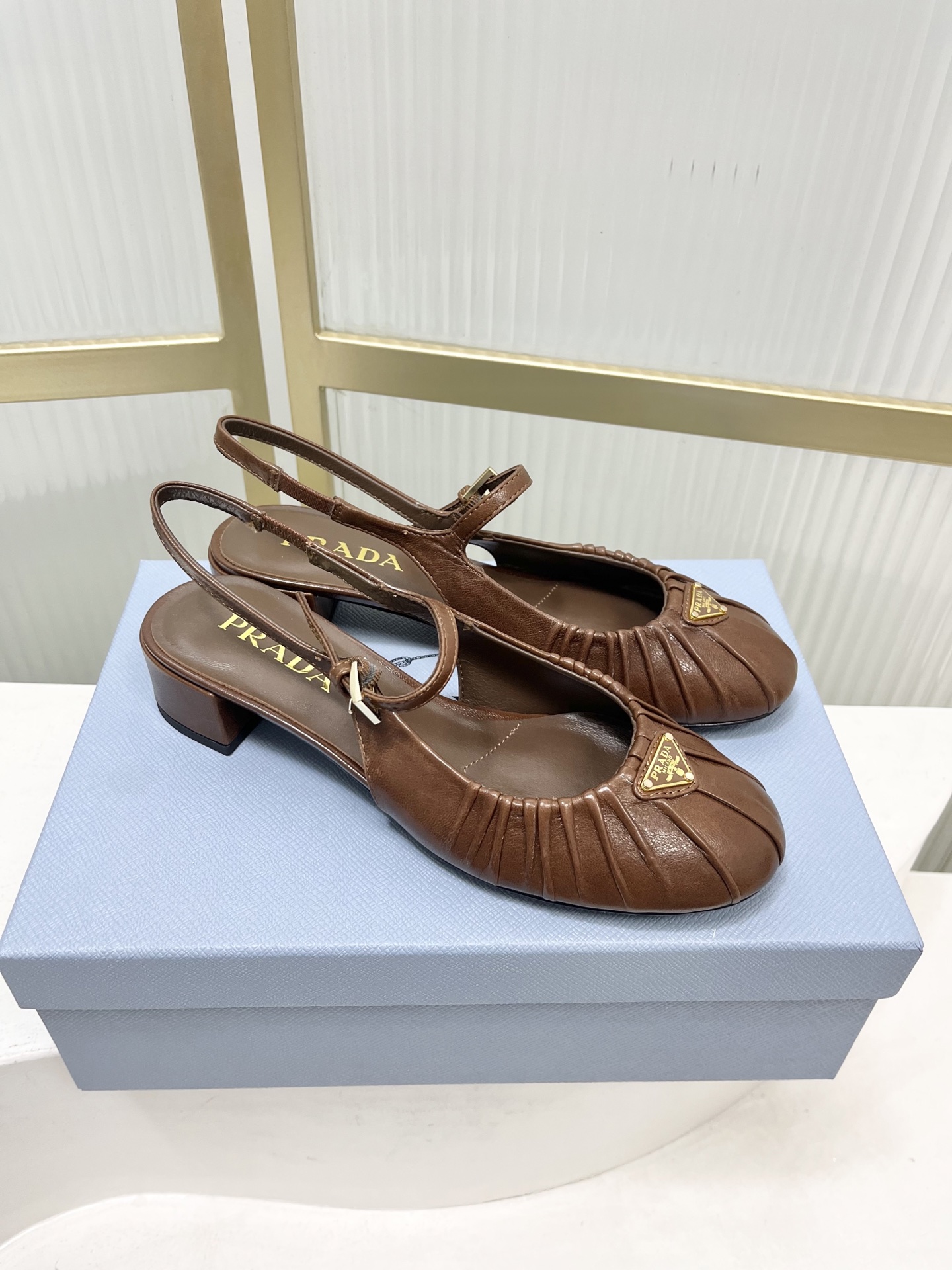 Prada Prad*普拉达金属三角标皱皮芭蕾舞鞋圆头舒适后空凉鞋