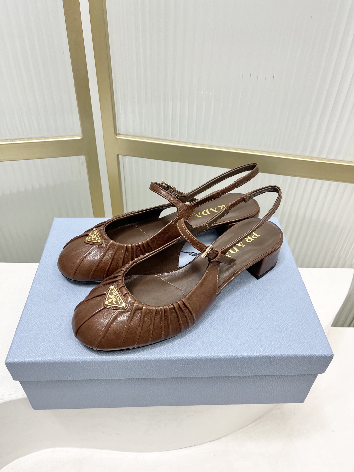 Prada Prad*普拉达金属三角标皱皮芭蕾舞鞋圆头舒适后空凉鞋