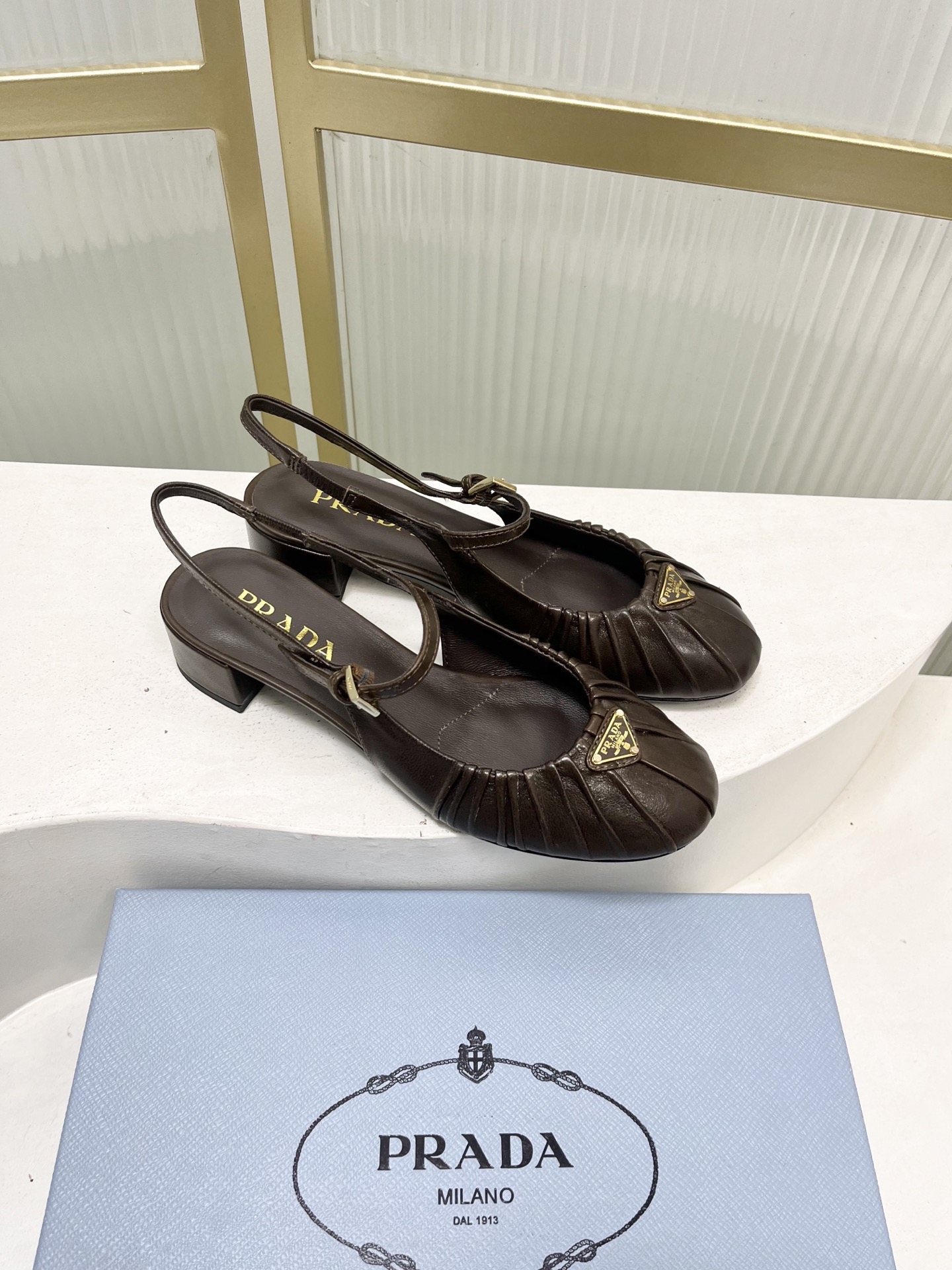 Prada Prad*普拉达金属三角标皱皮芭蕾舞鞋圆头舒适后空凉鞋
