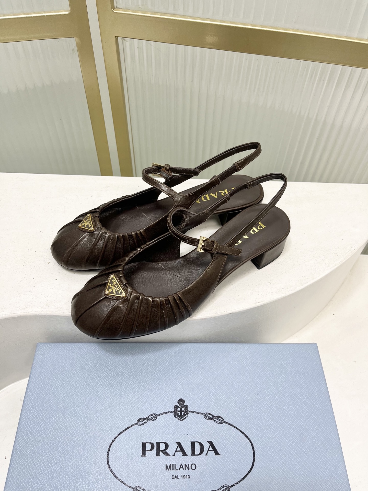 Prada Prad*普拉达金属三角标皱皮芭蕾舞鞋圆头舒适后空凉鞋