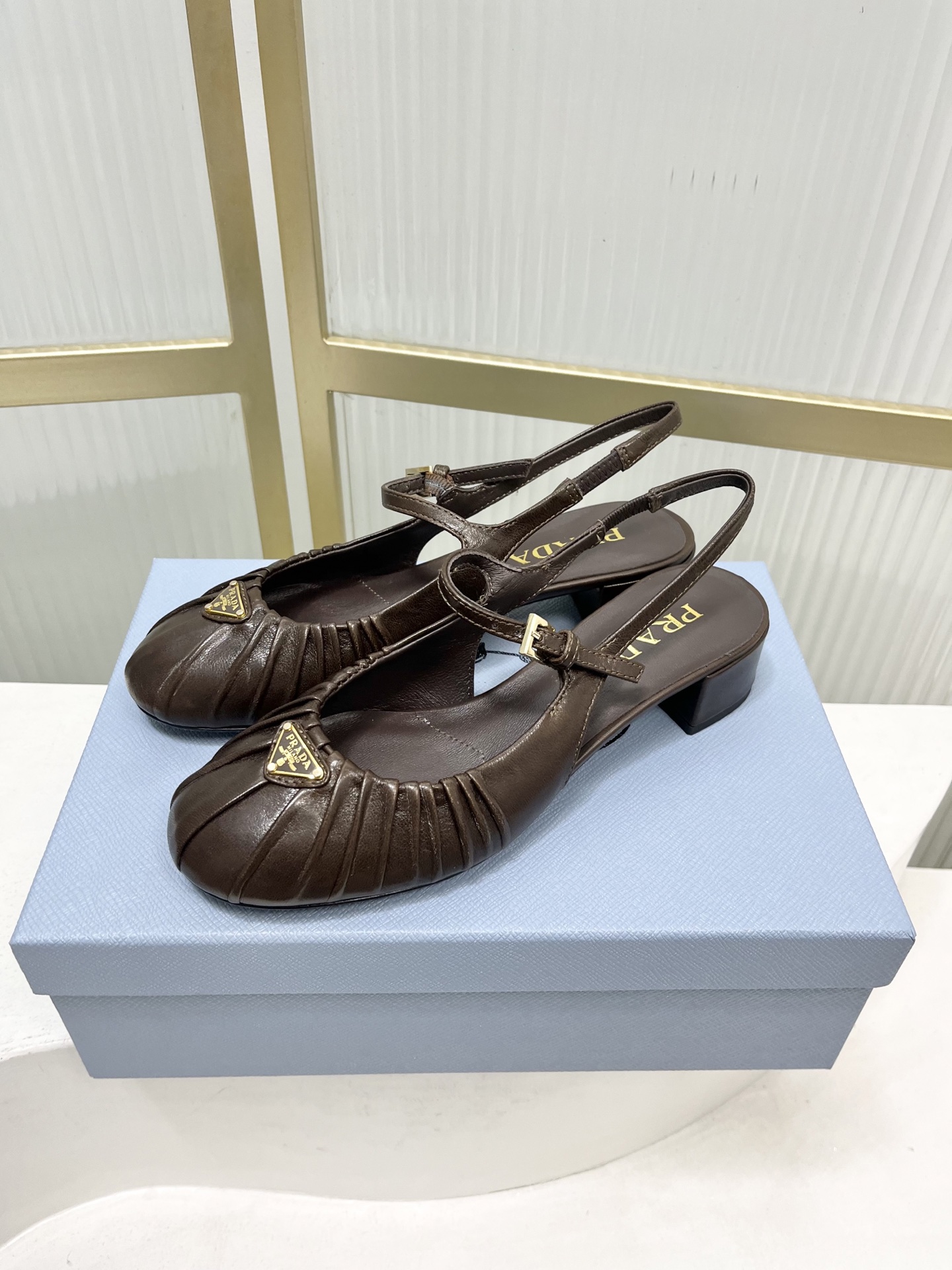 Prada Prad*普拉达金属三角标皱皮芭蕾舞鞋圆头舒适后空凉鞋