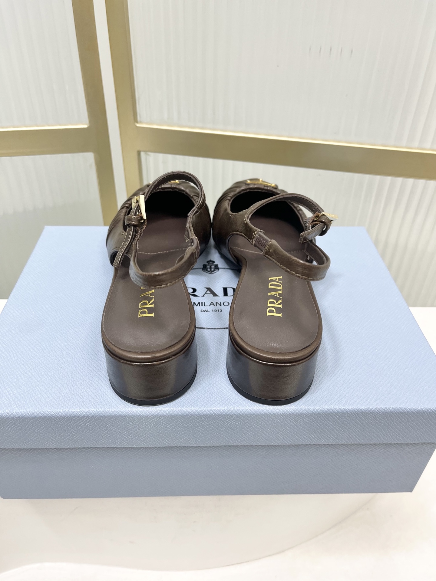 Prada Prad*普拉达金属三角标皱皮芭蕾舞鞋圆头舒适后空凉鞋